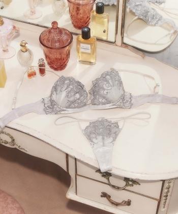 アヴェネル ホットリフト ブラ