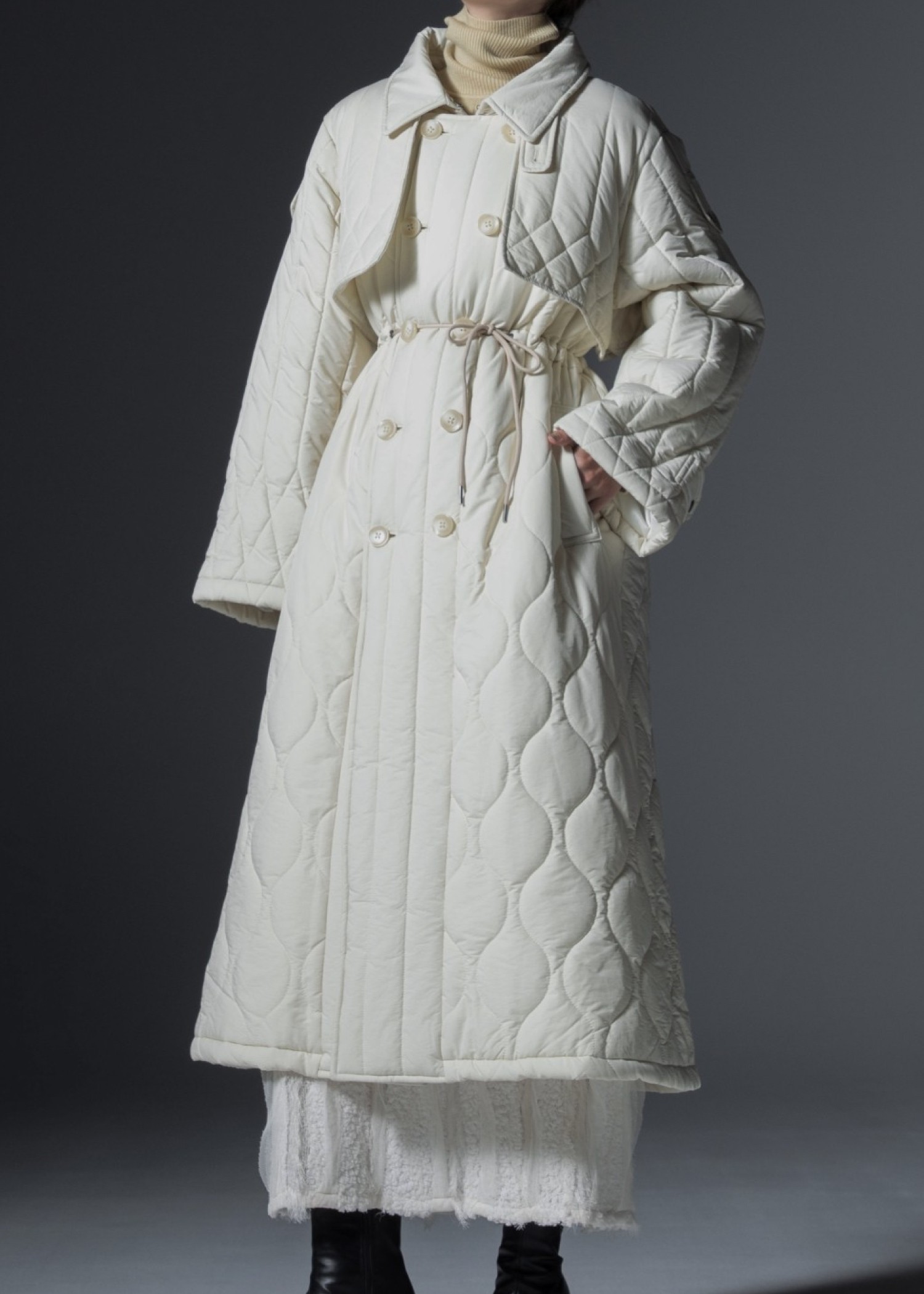 traverse quilting trench detail coat