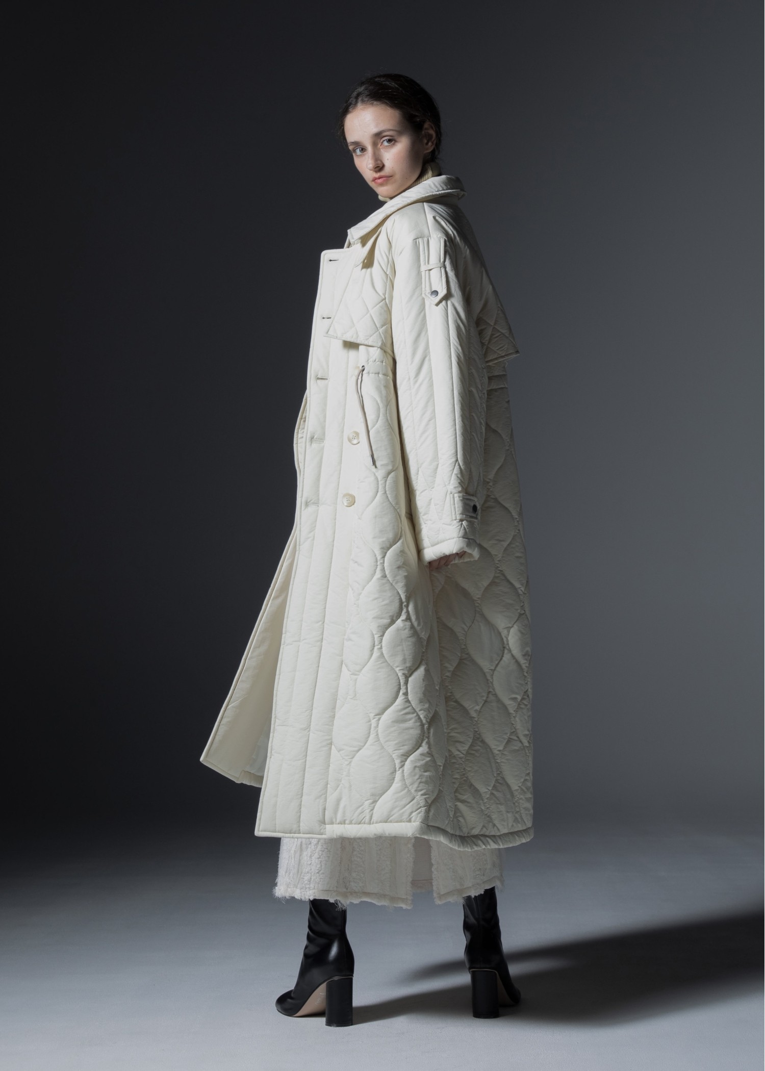 traverse quilting trench detail coat