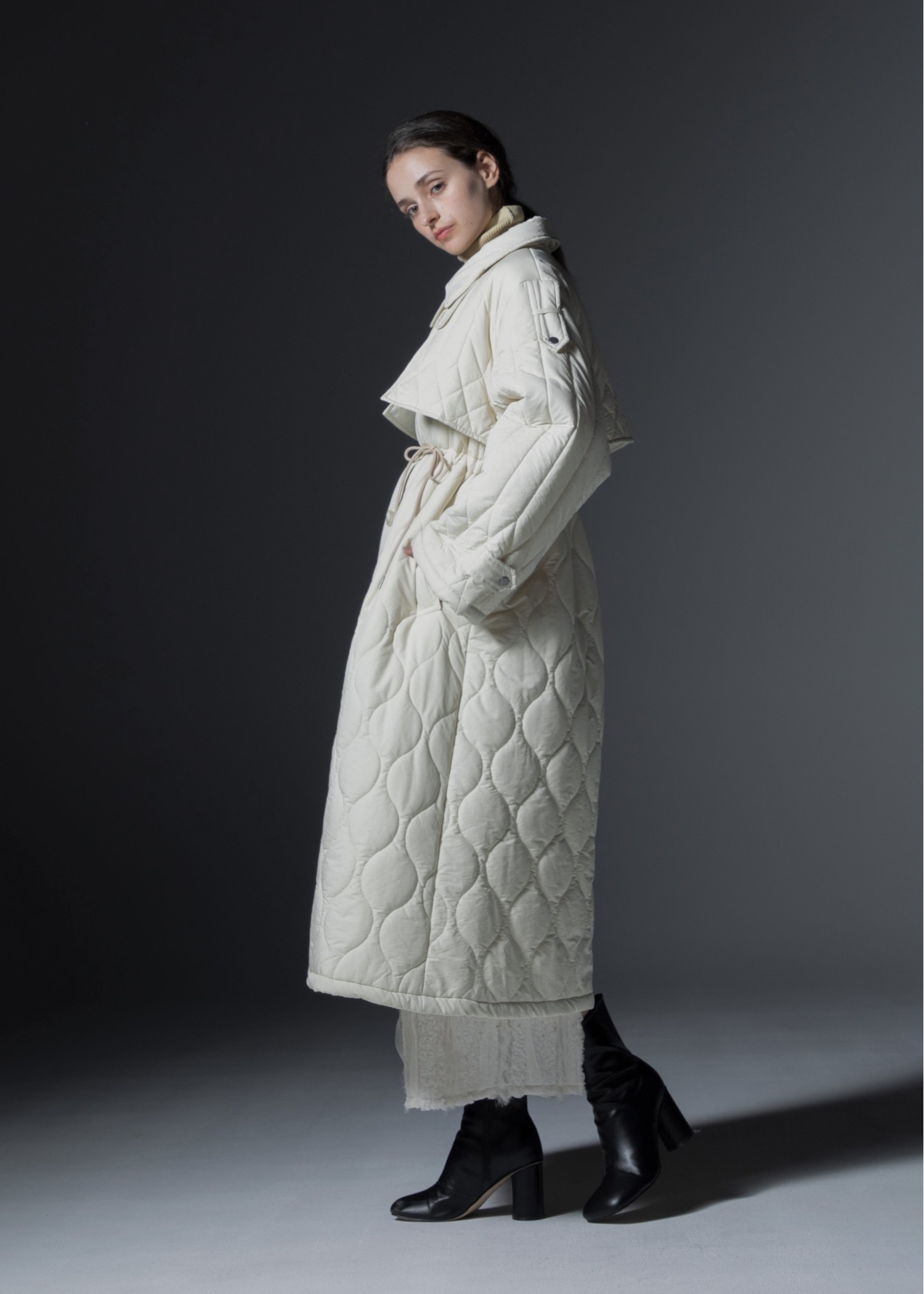 traverse quilting trench detail coat