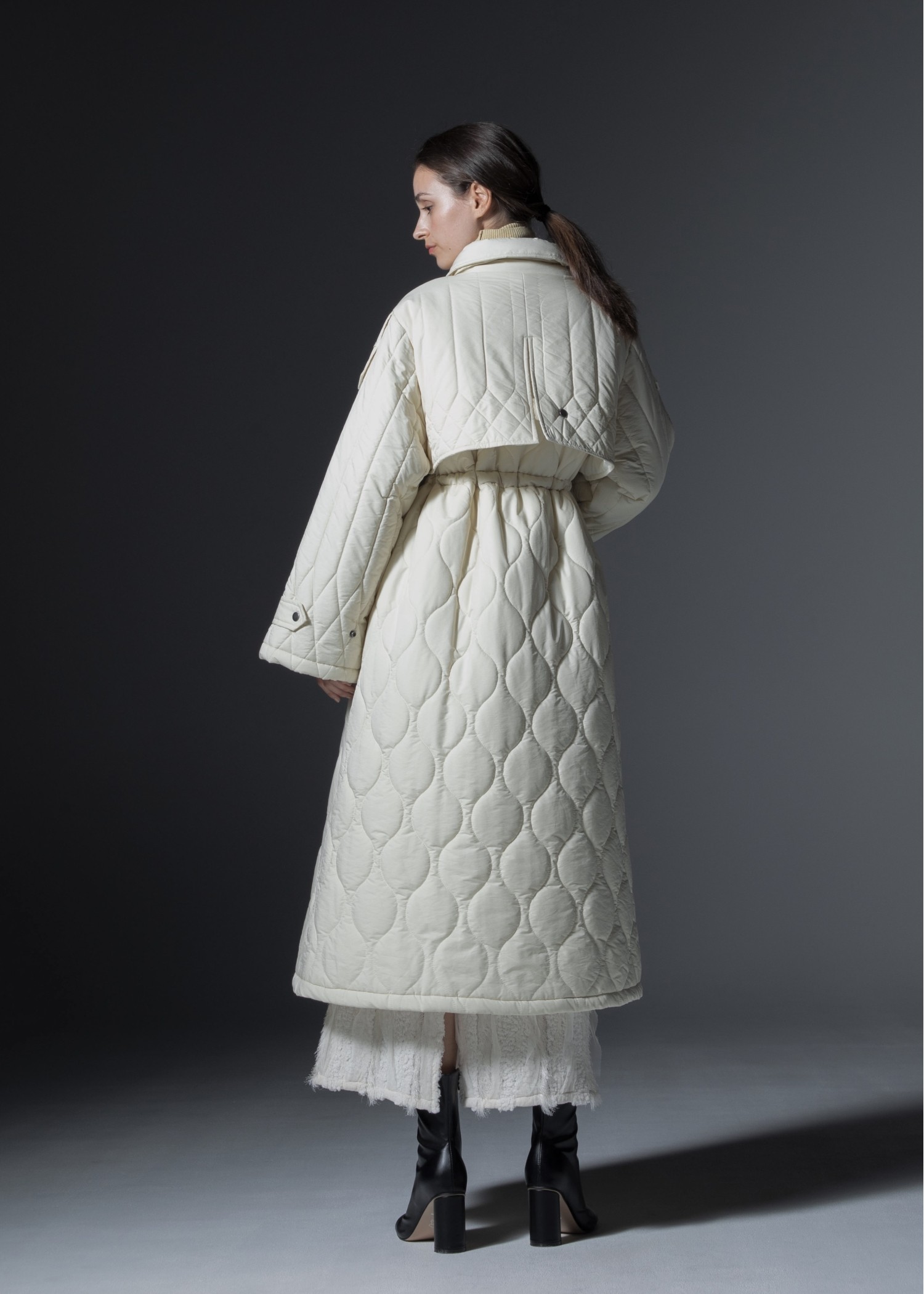 traverse quilting trench detail coat