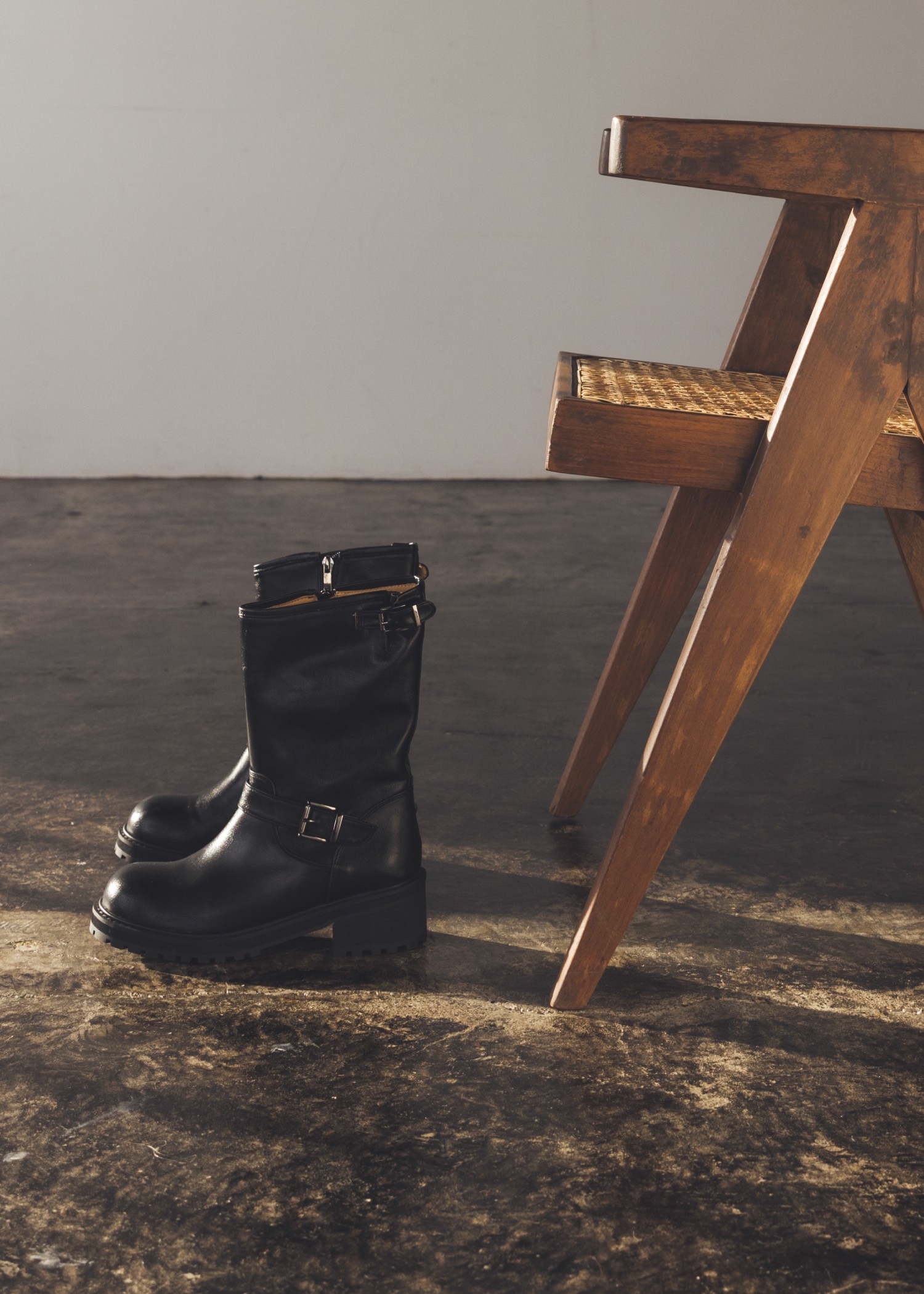 medium engineer boots