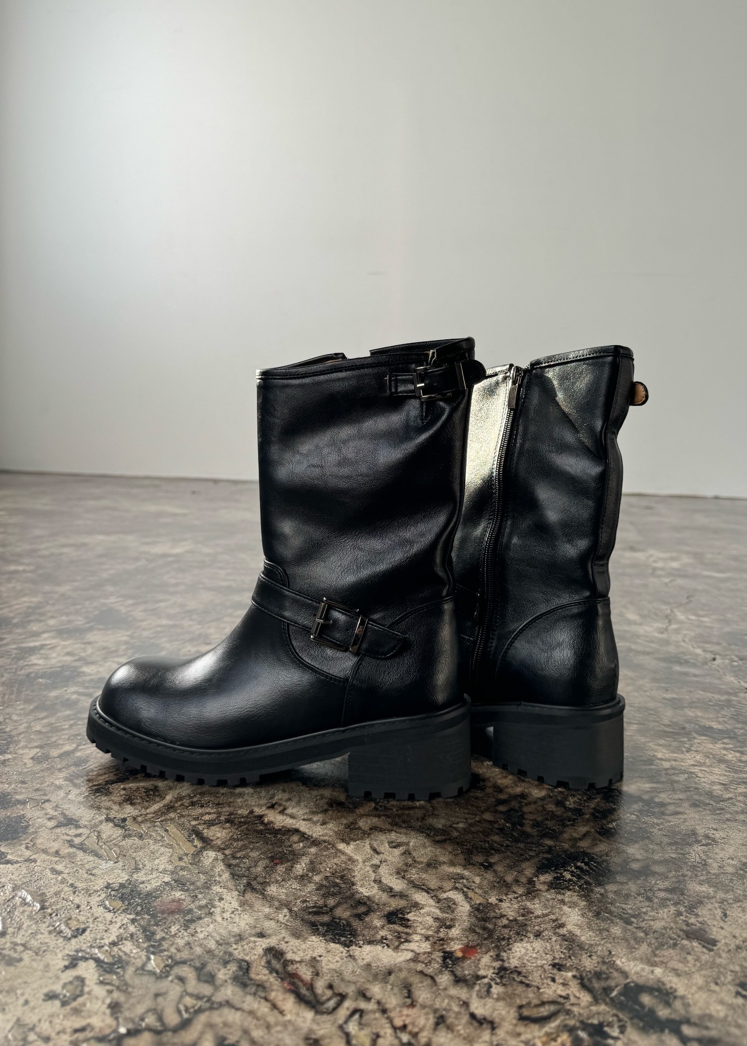 medium engineer boots