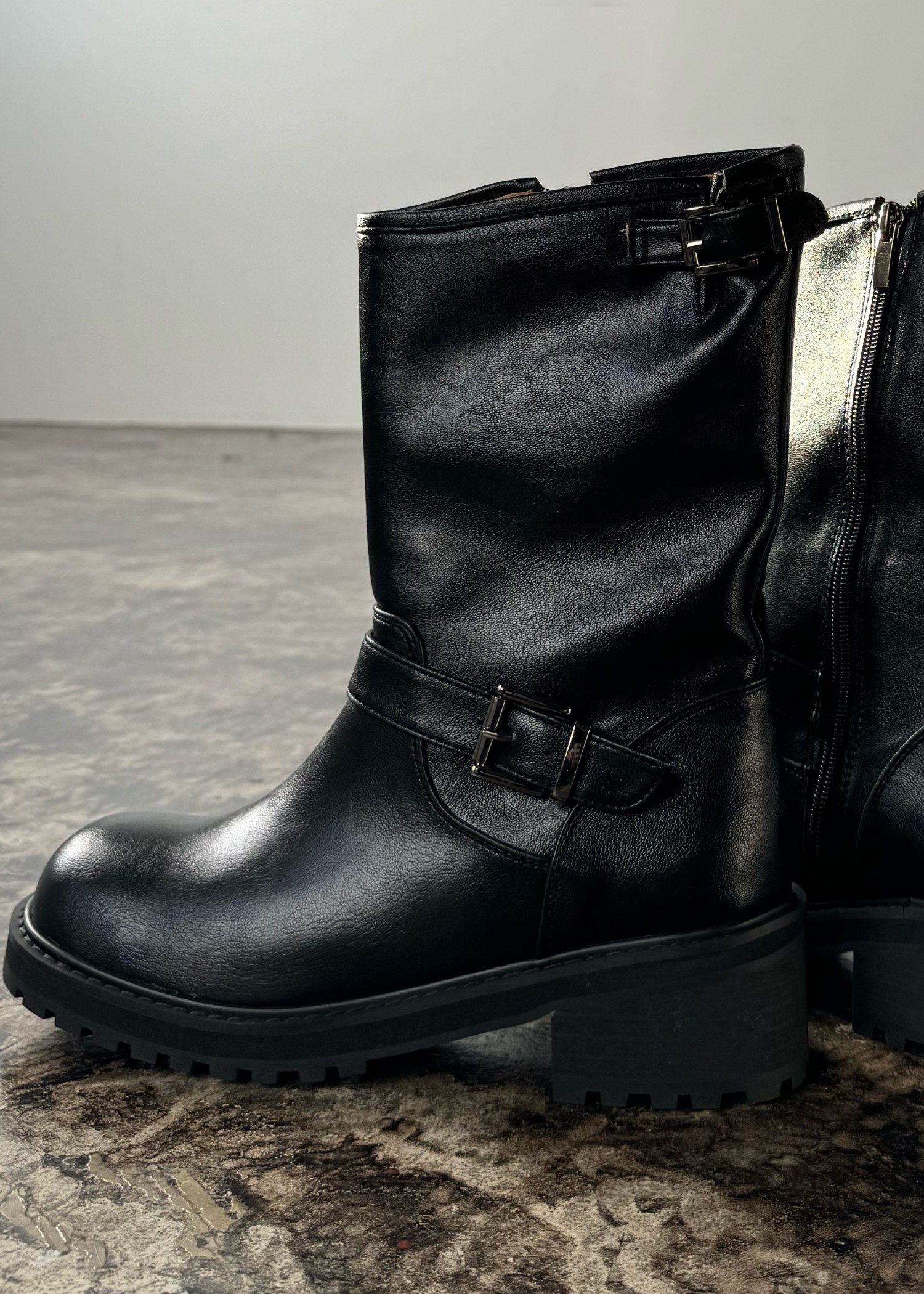 medium engineer boots