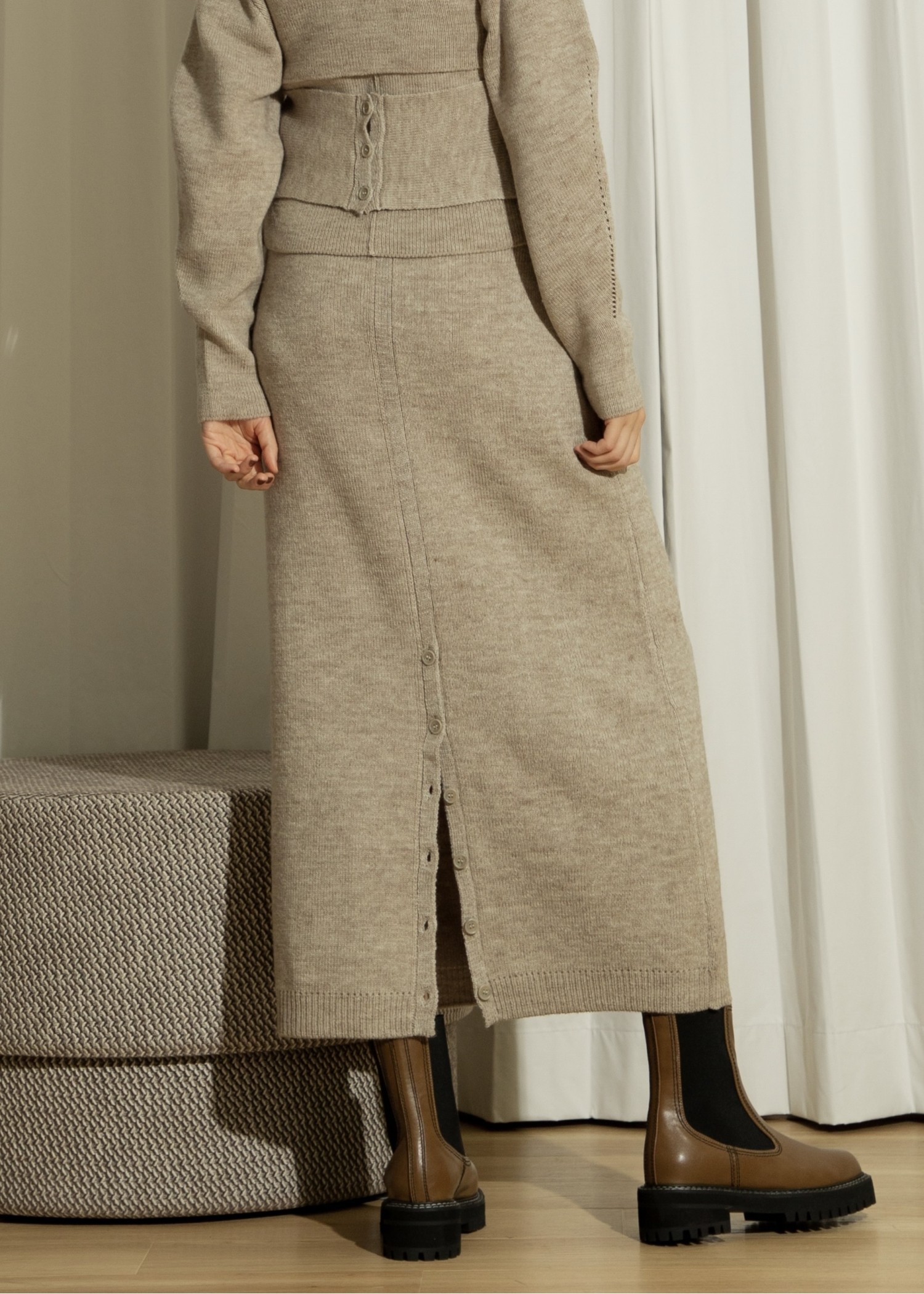 button slit cocoon knit skirt