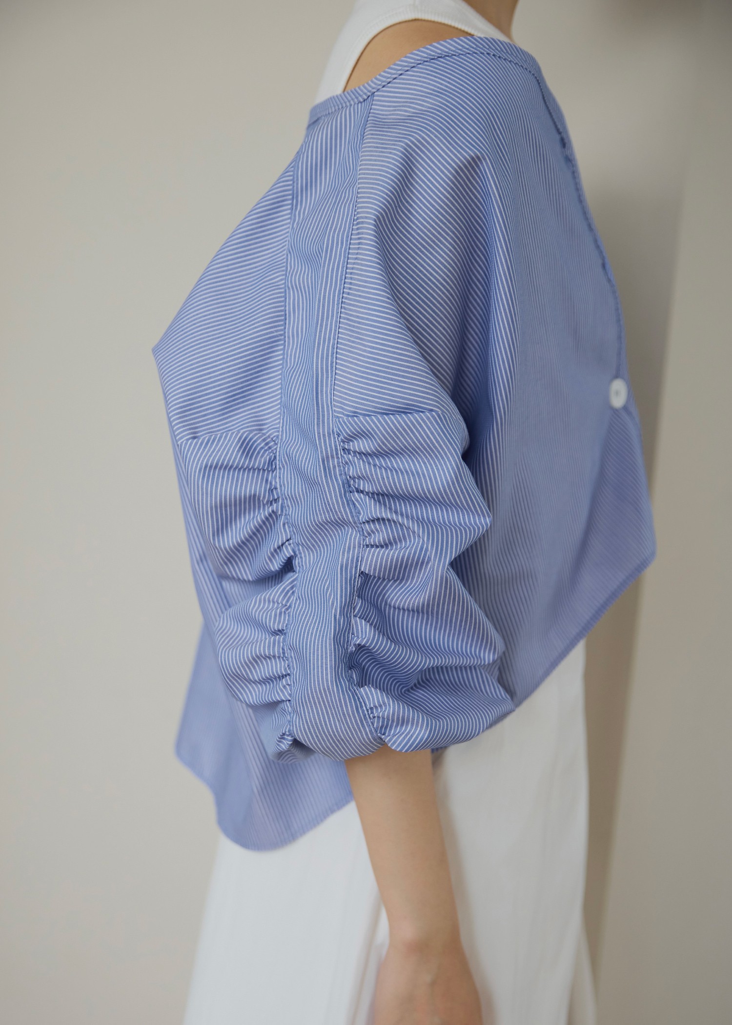 volume gather sleeve v neck BL