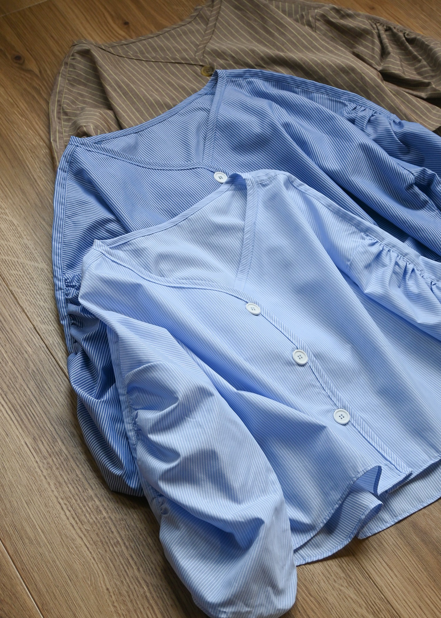 volume gather sleeve v neck BL