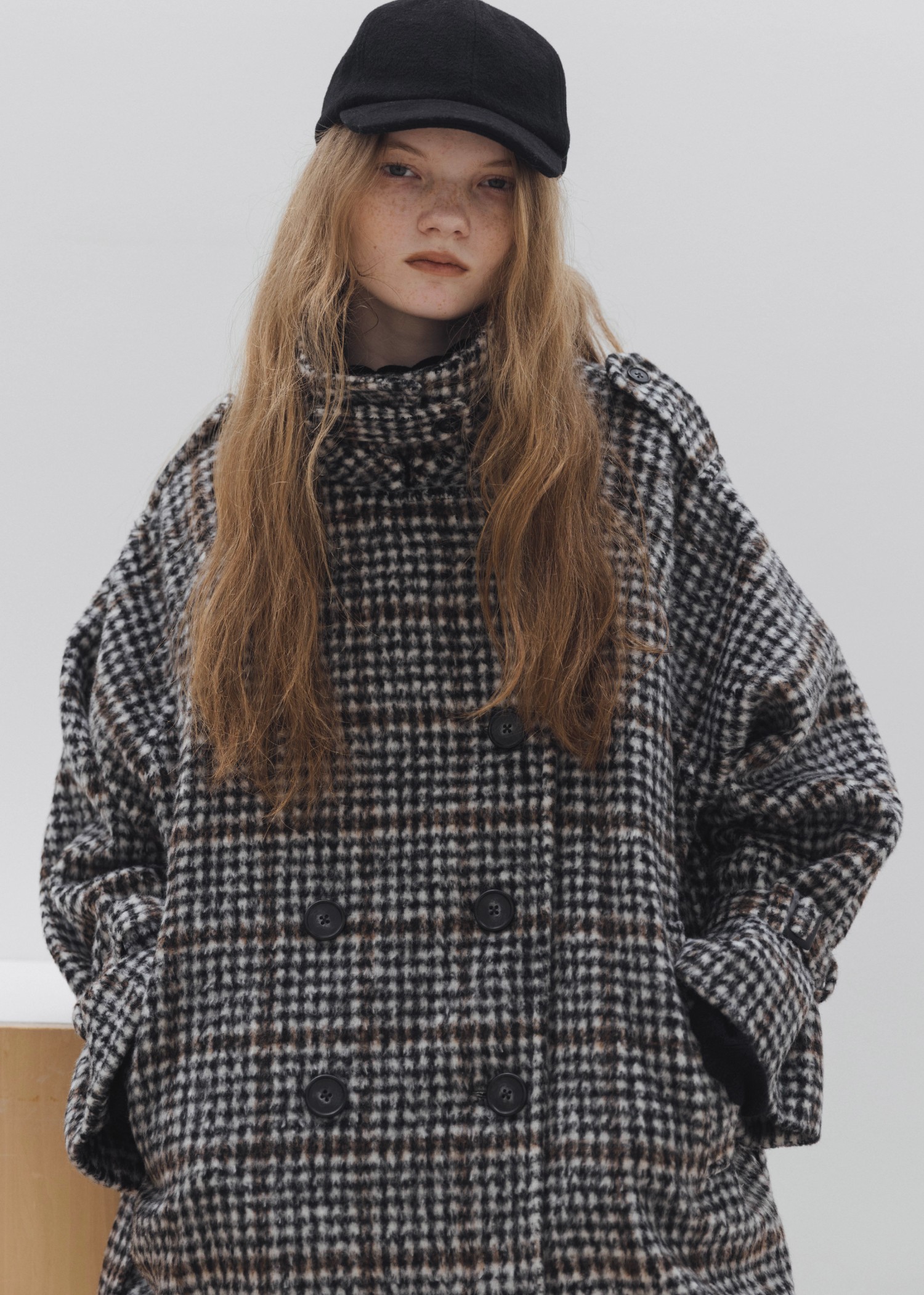 middle shaggy volume sleeve trench coat