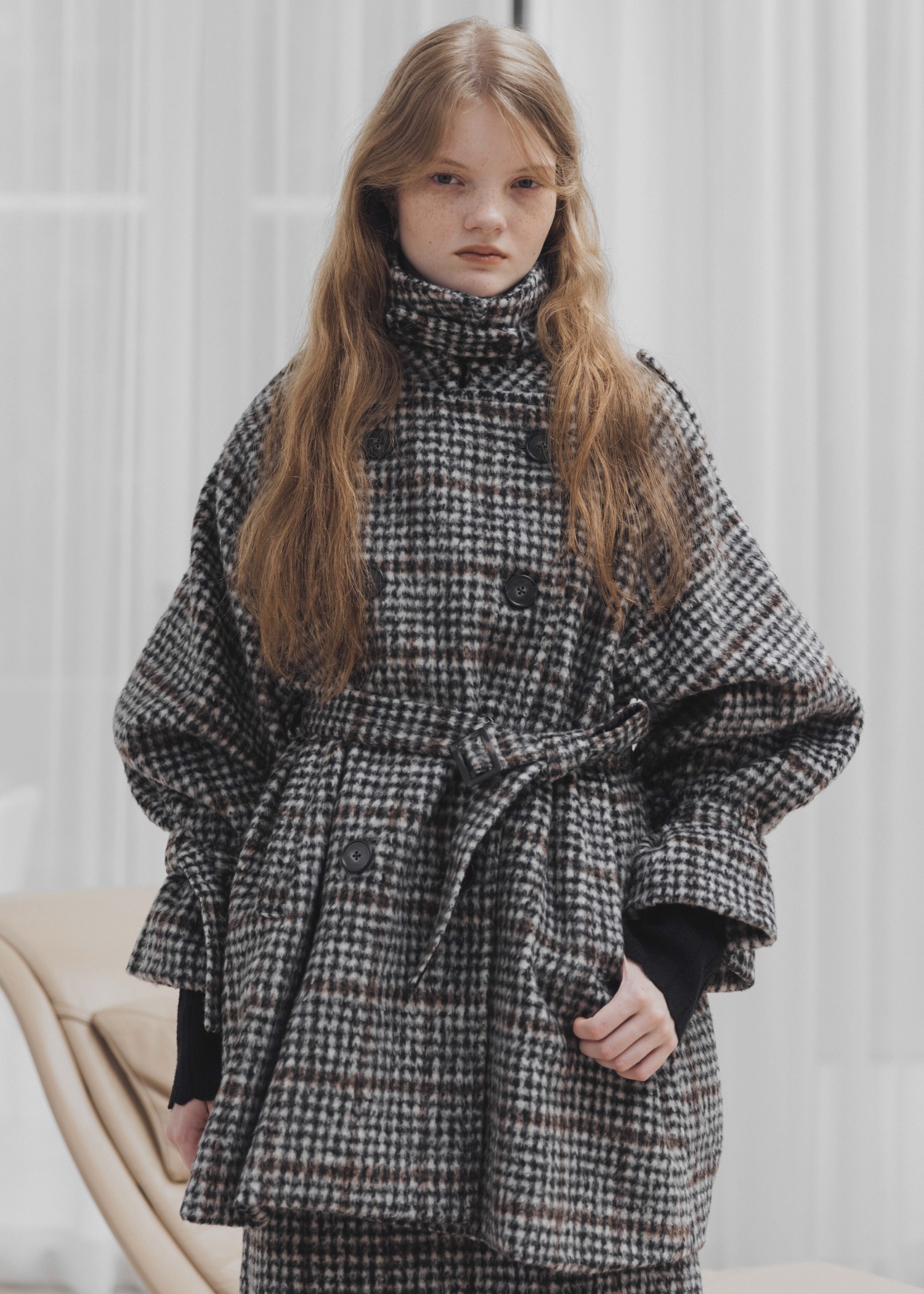 middle shaggy volume sleeve trench coat