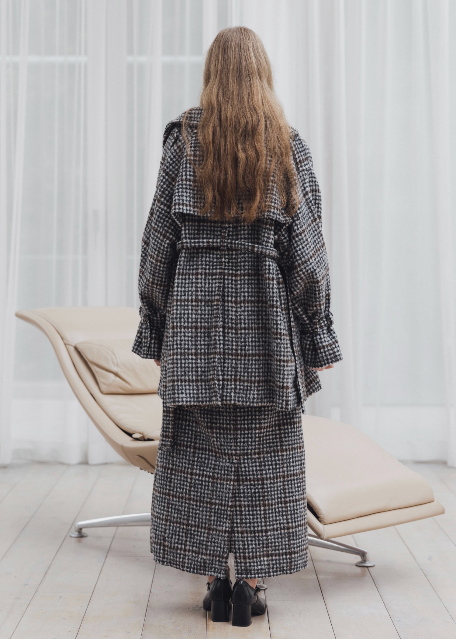 middle shaggy volume sleeve trench coat