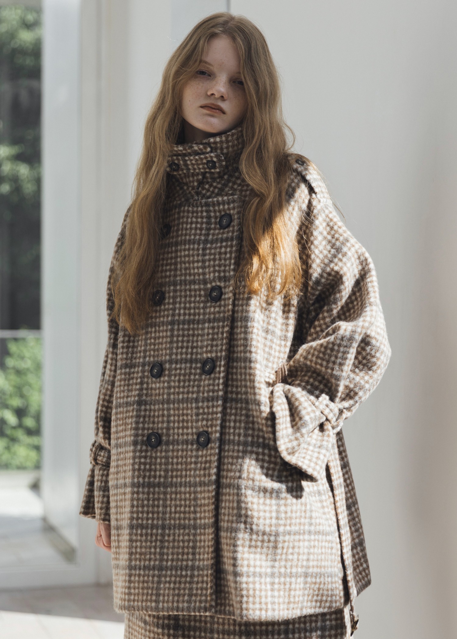 middle shaggy volume sleeve trench coat