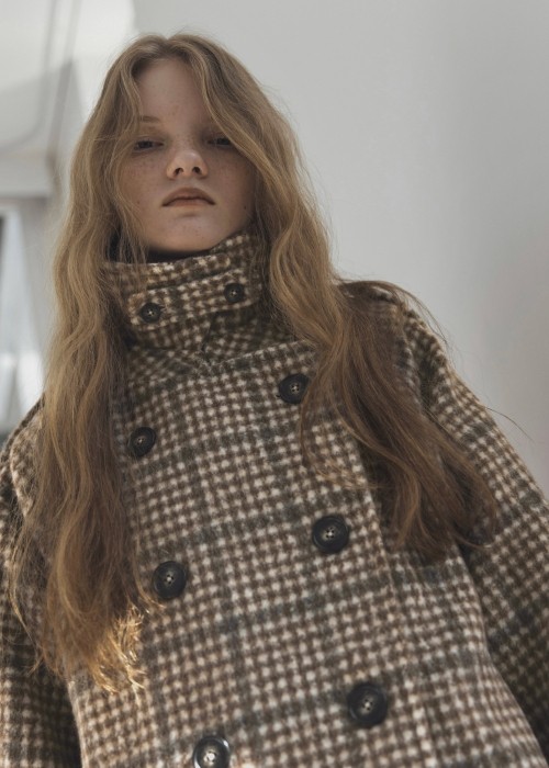 middle shaggy volume sleeve trench coat