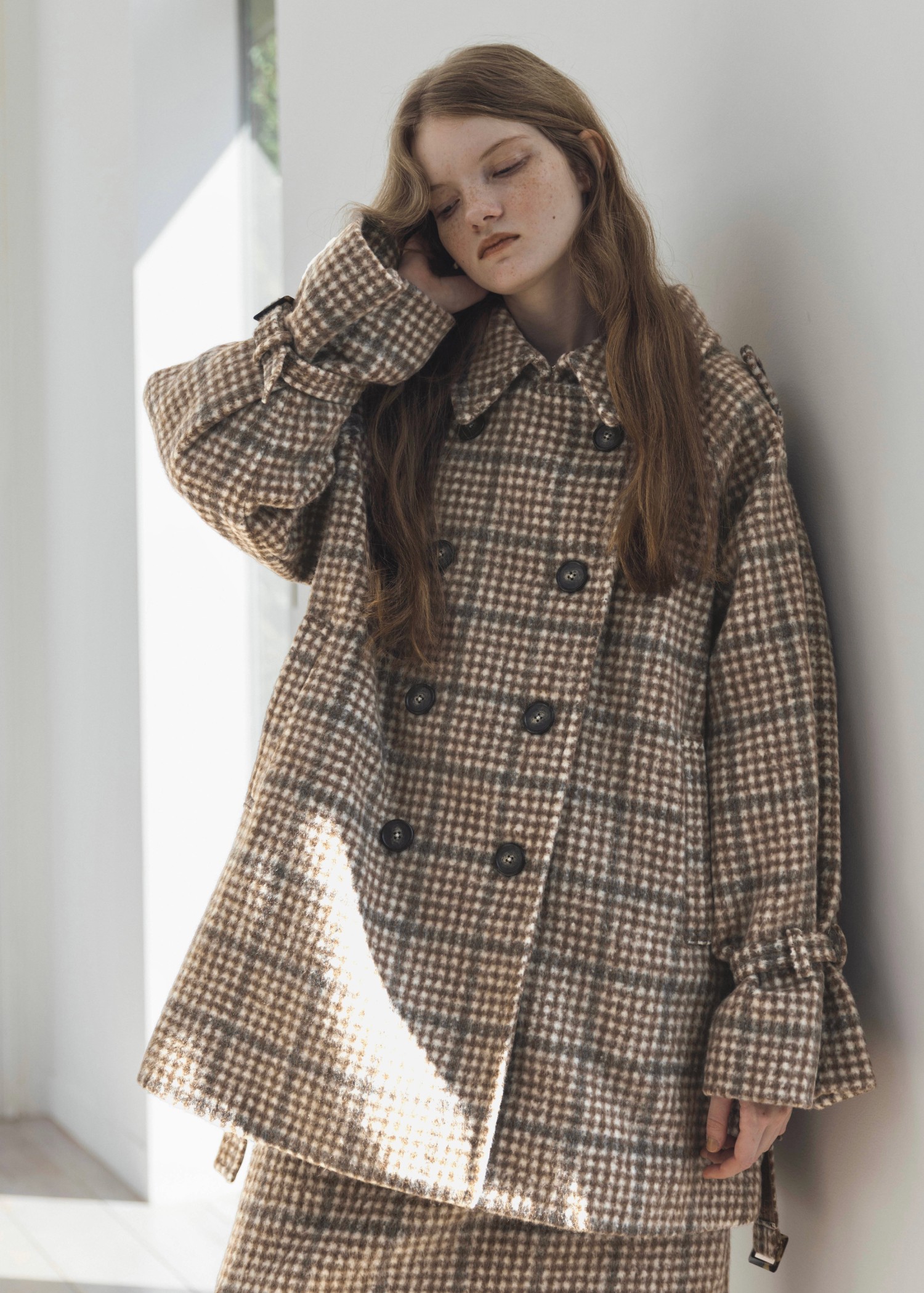 middle shaggy volume sleeve trench coat