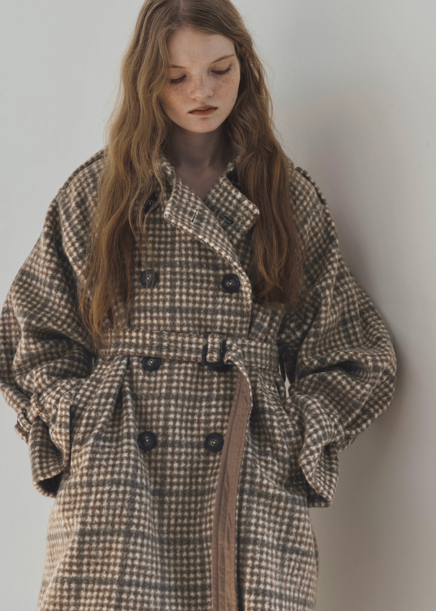 middle shaggy volume sleeve trench coat