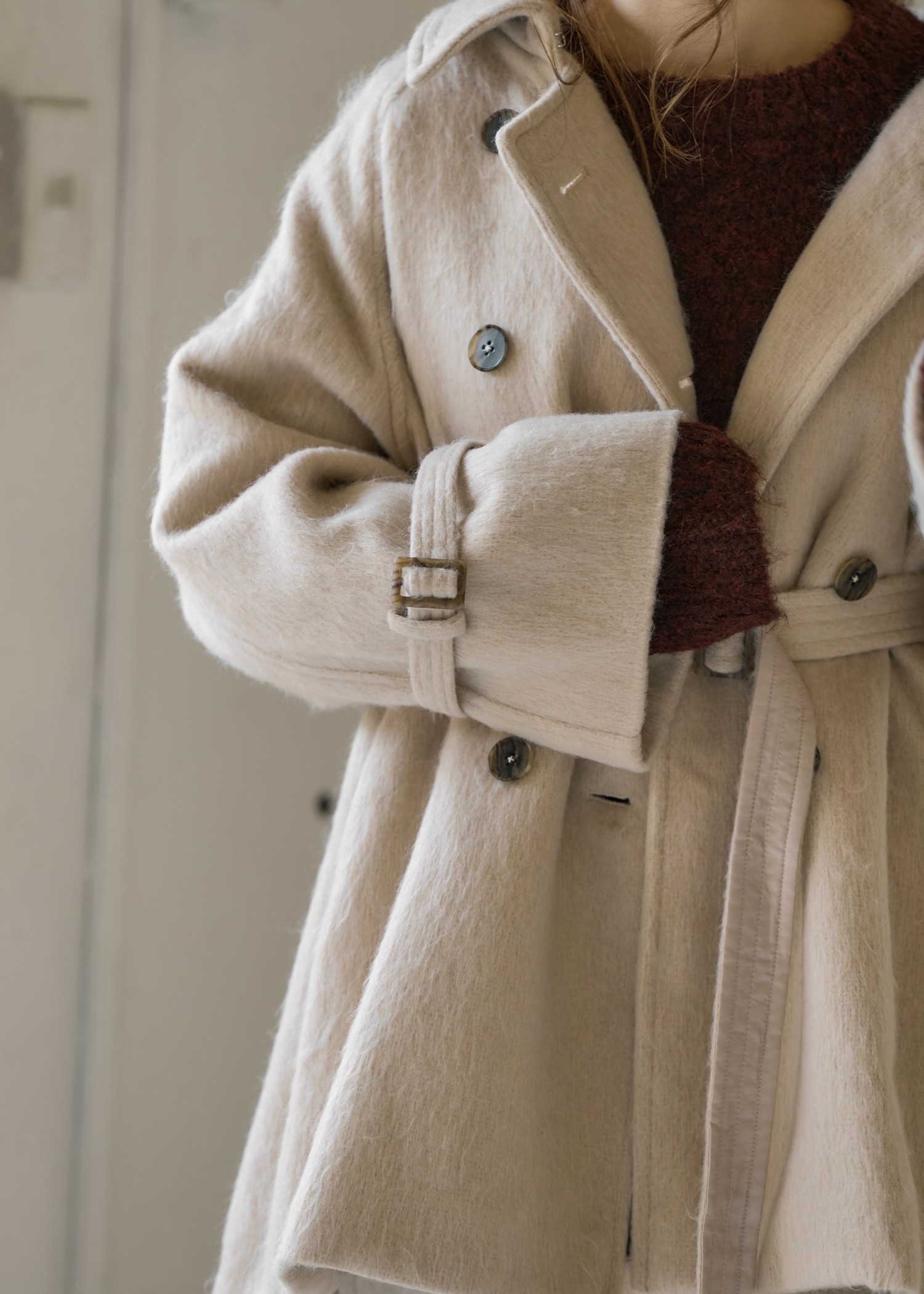 middle shaggy volume sleeve trench coat