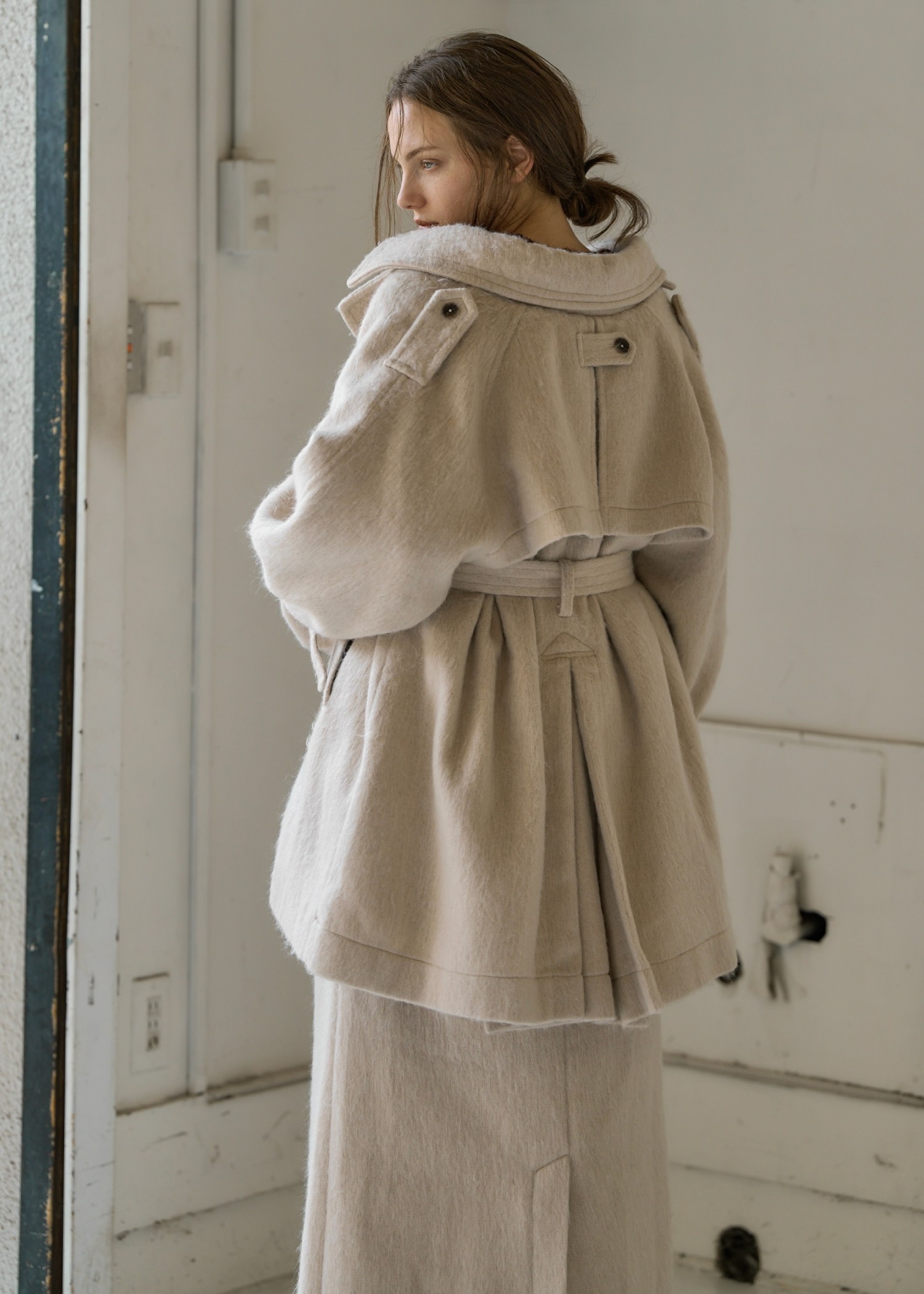 middle shaggy volume sleeve trench coat