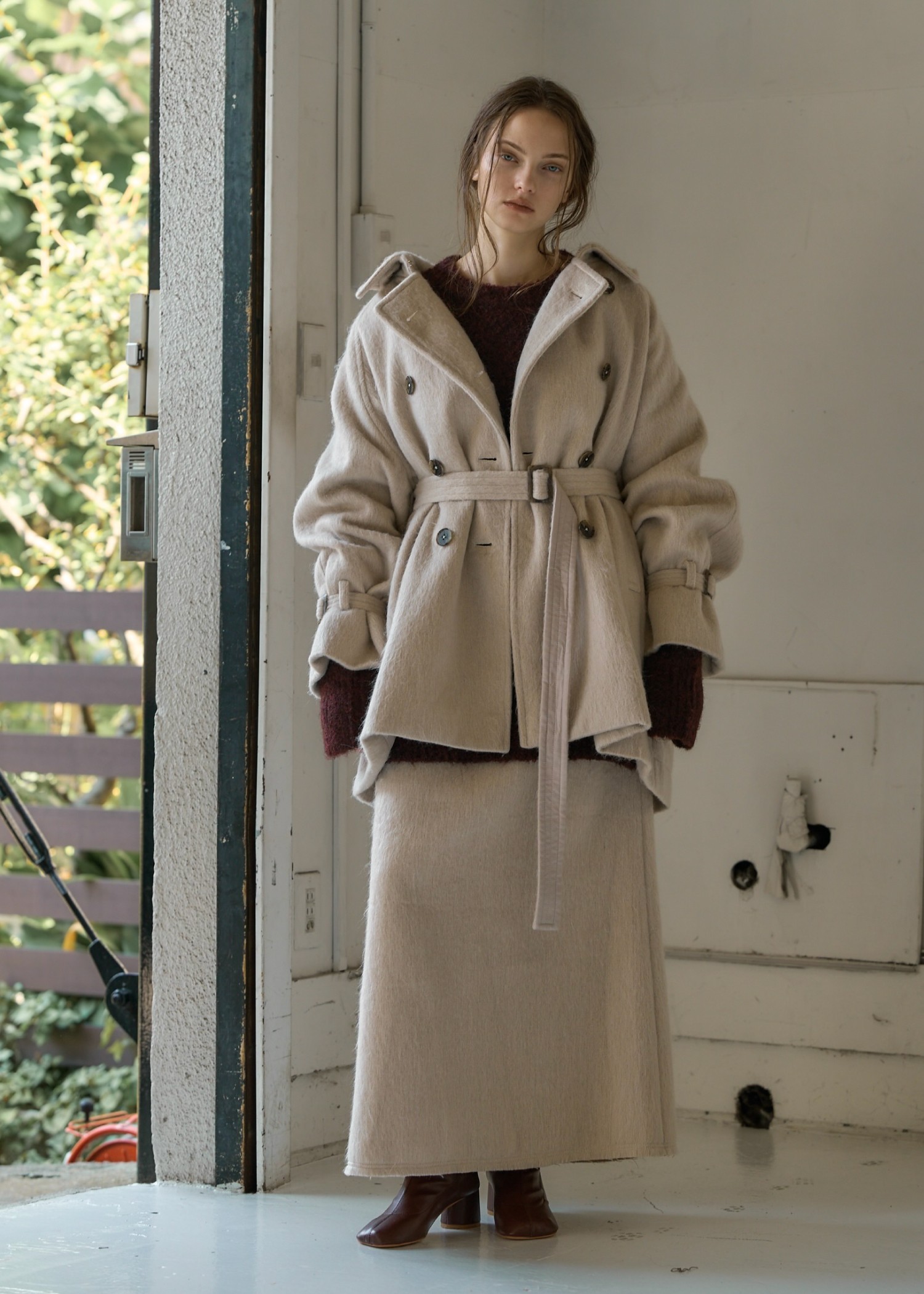 middle shaggy volume sleeve trench coat