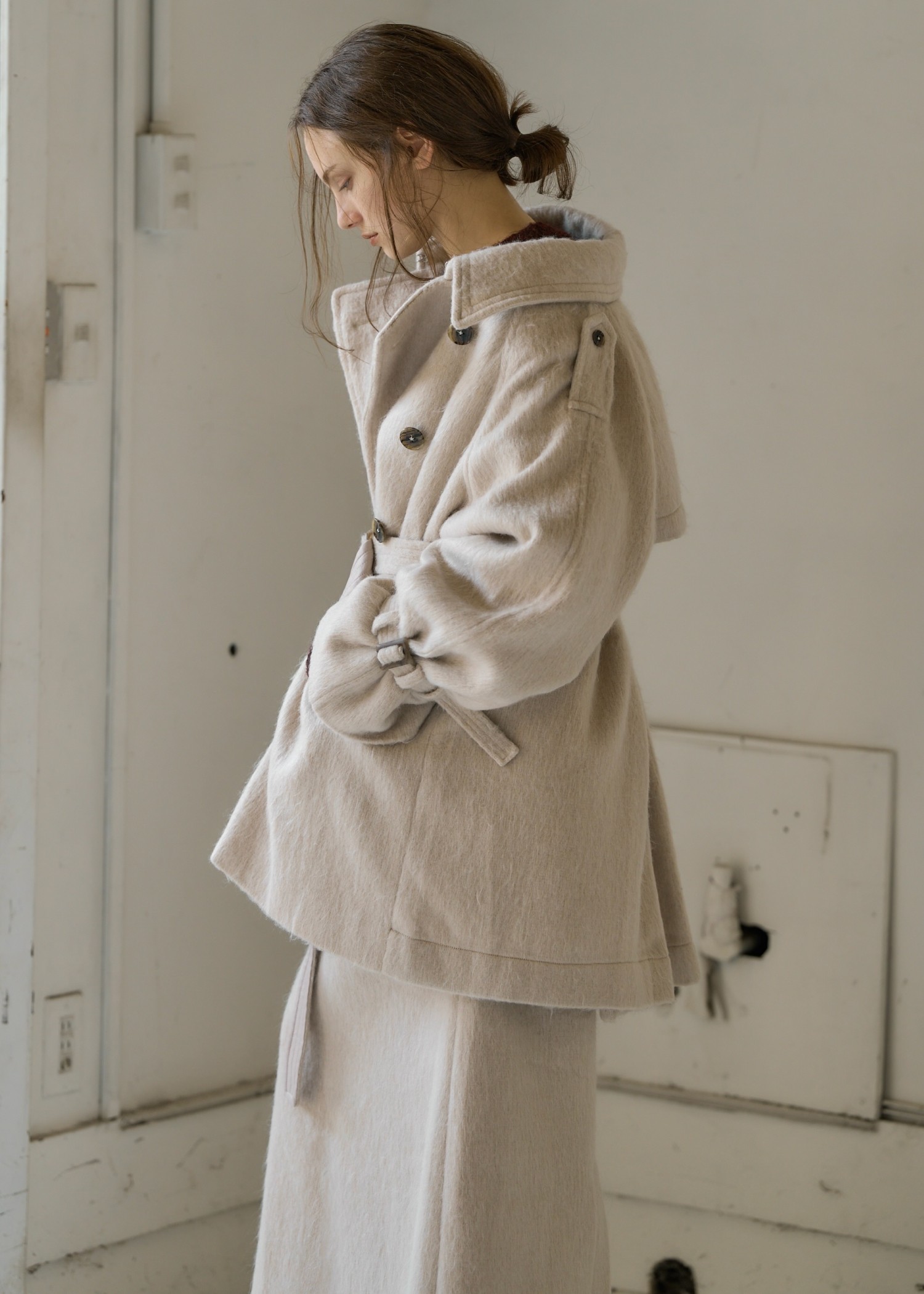 middle shaggy volume sleeve trench coat