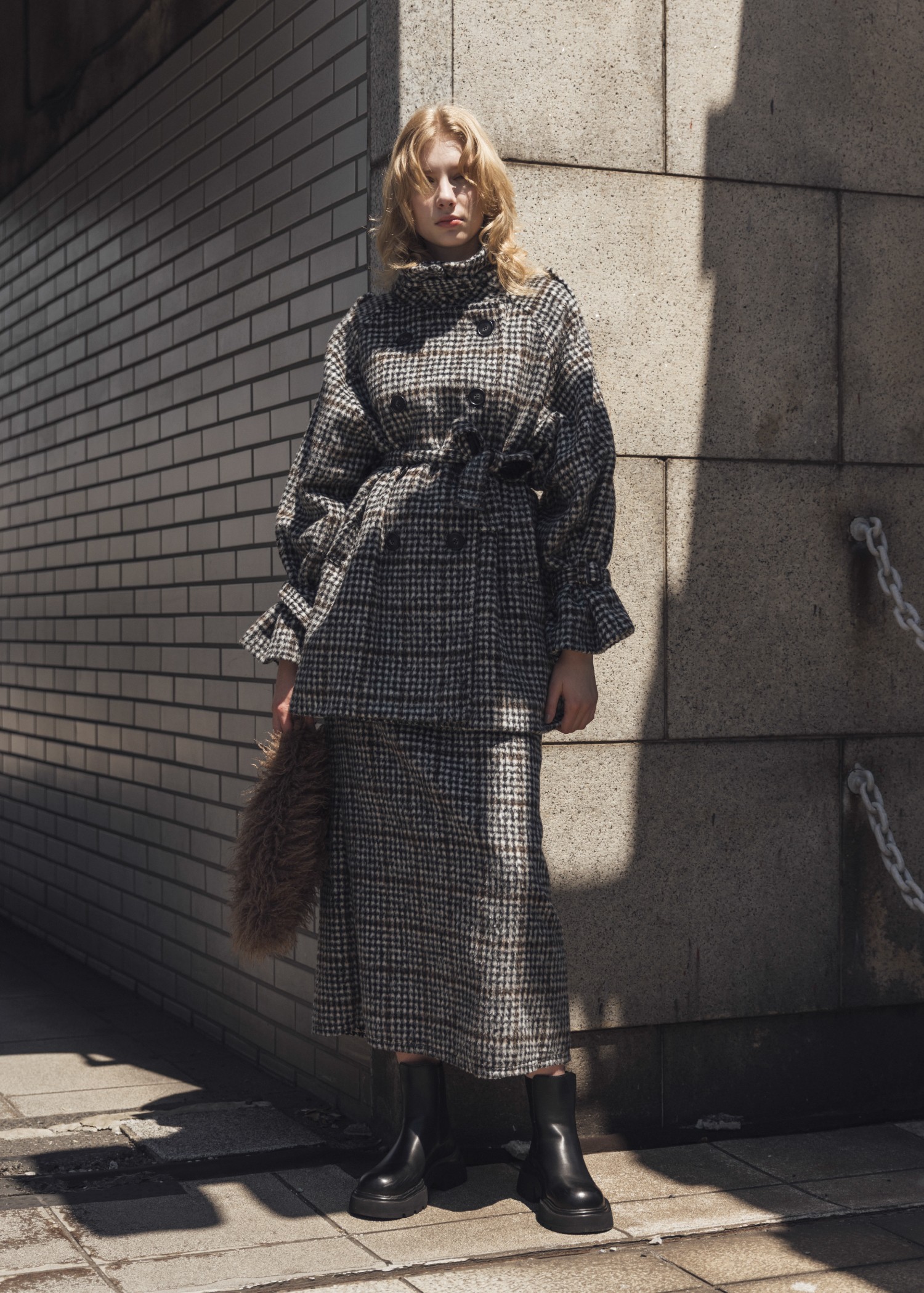 middle shaggy volume sleeve trench coat