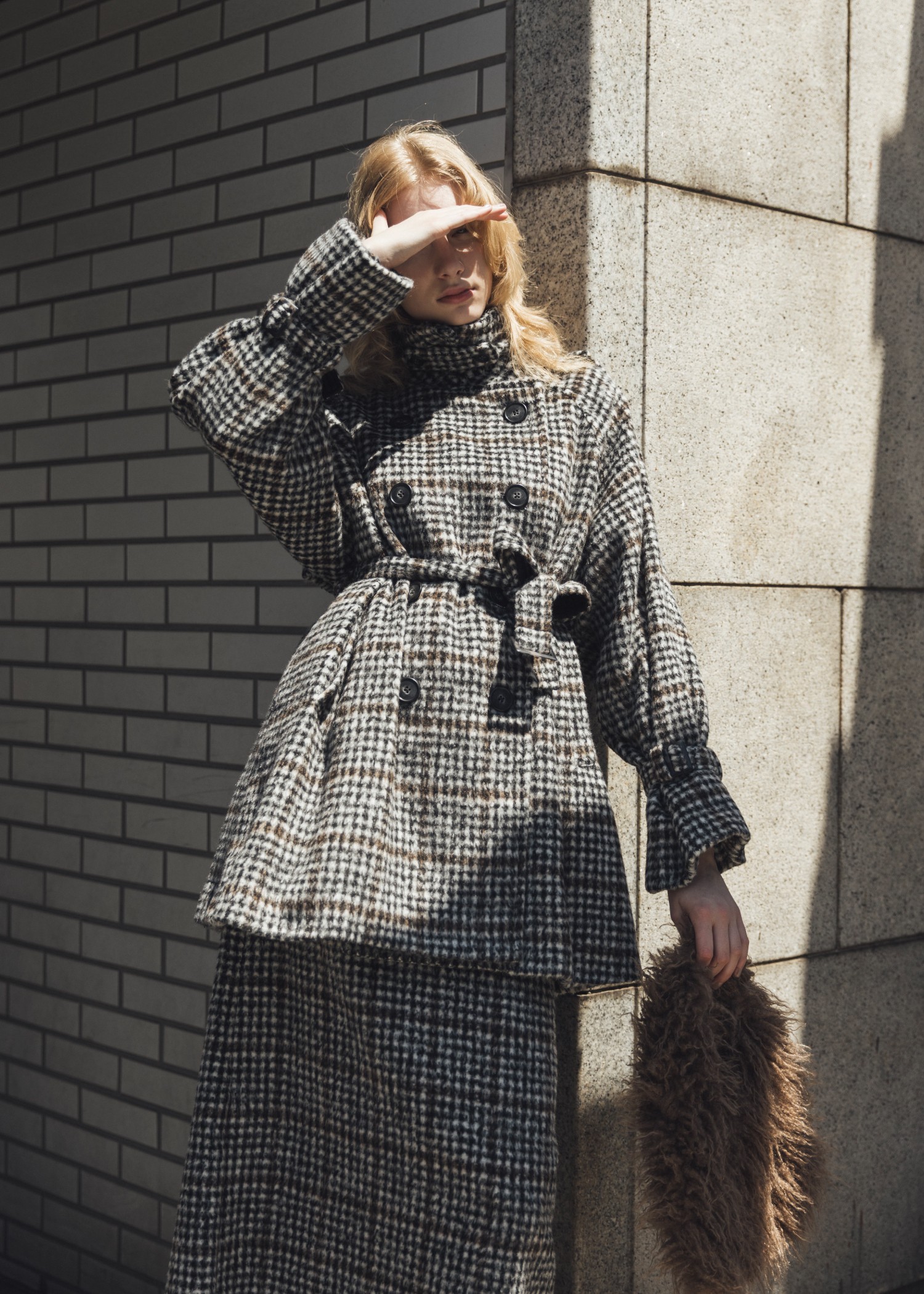 middle shaggy volume sleeve trench coat