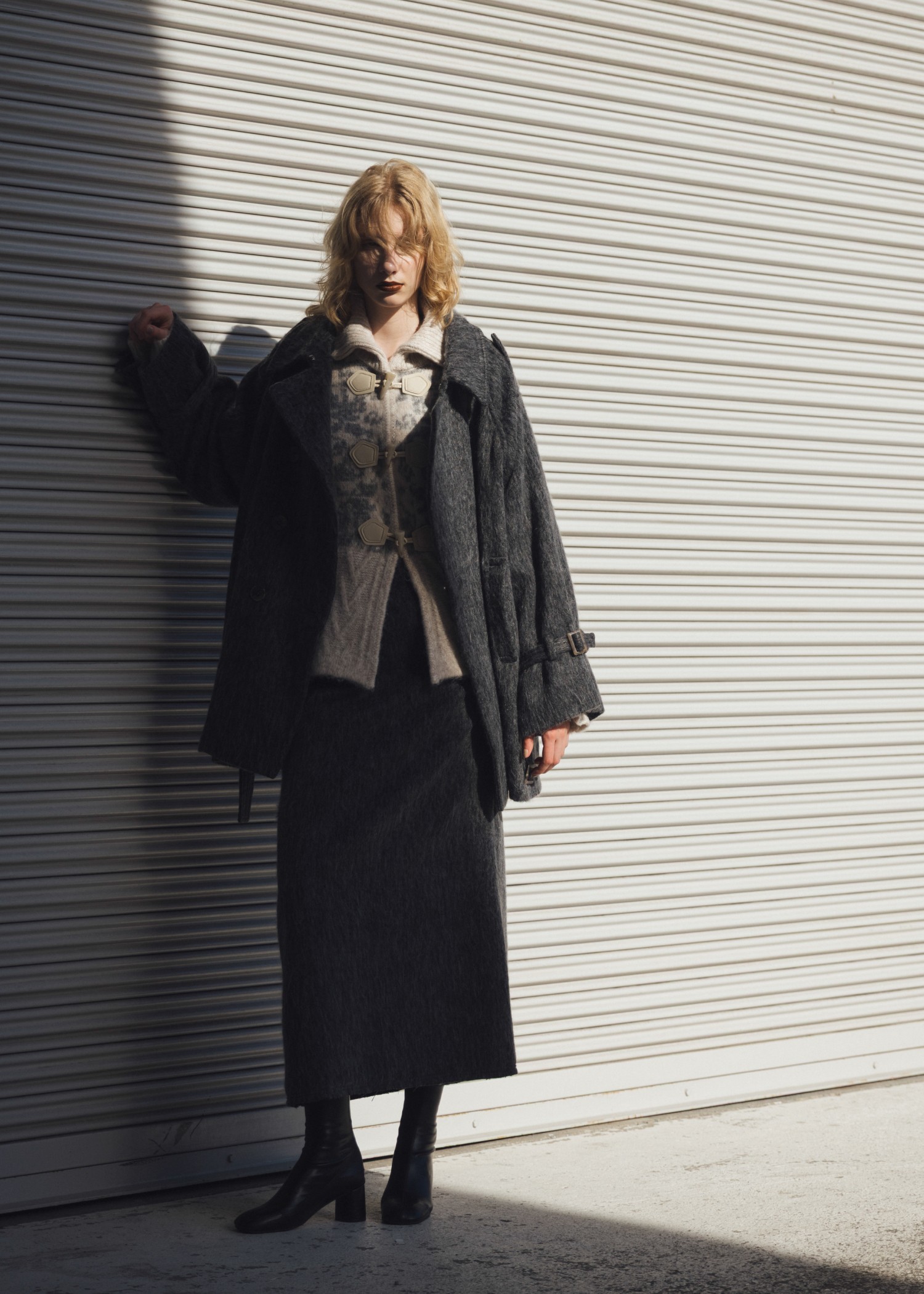 middle shaggy volume sleeve trench coat