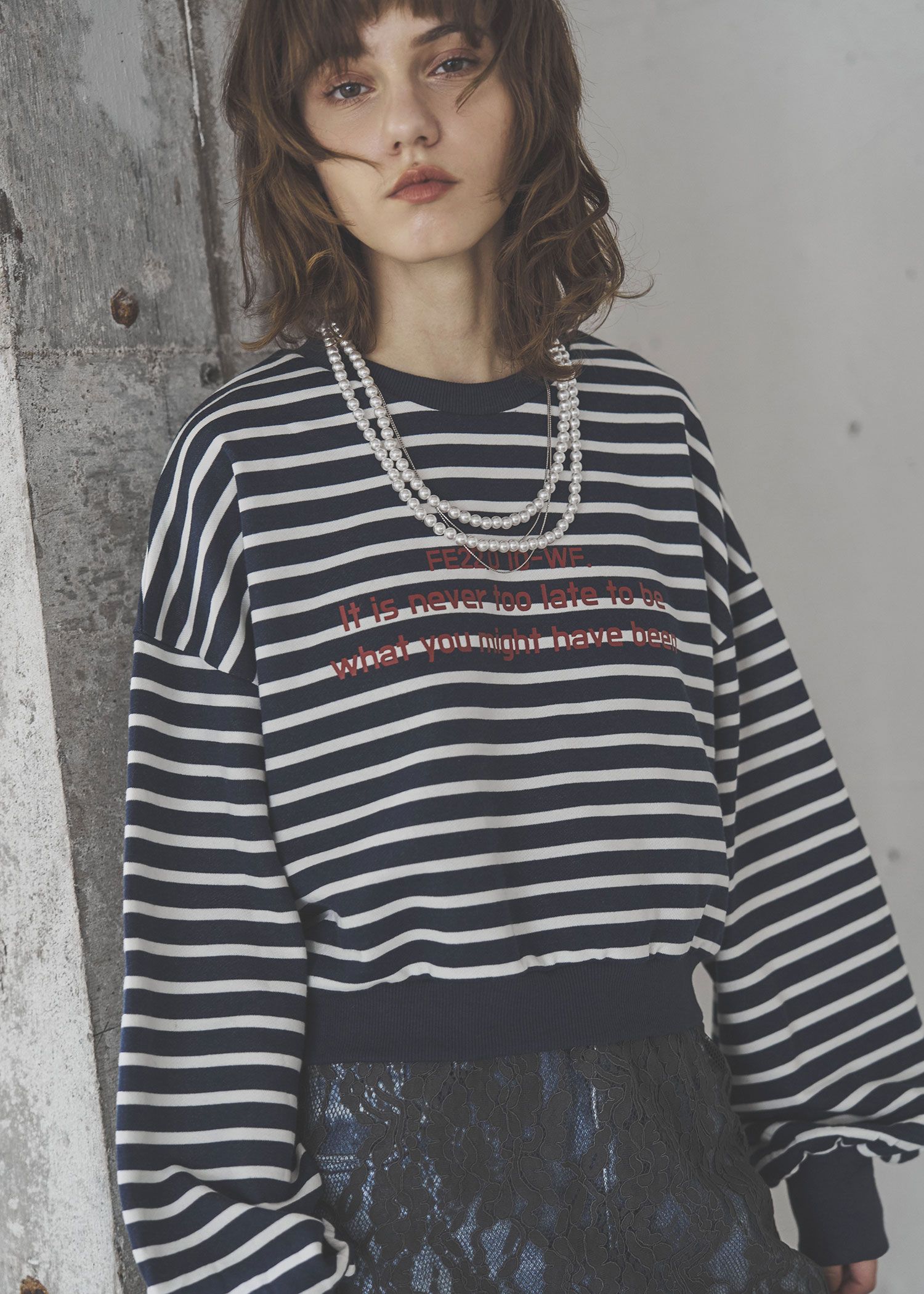 border logo print cropped sweat tops