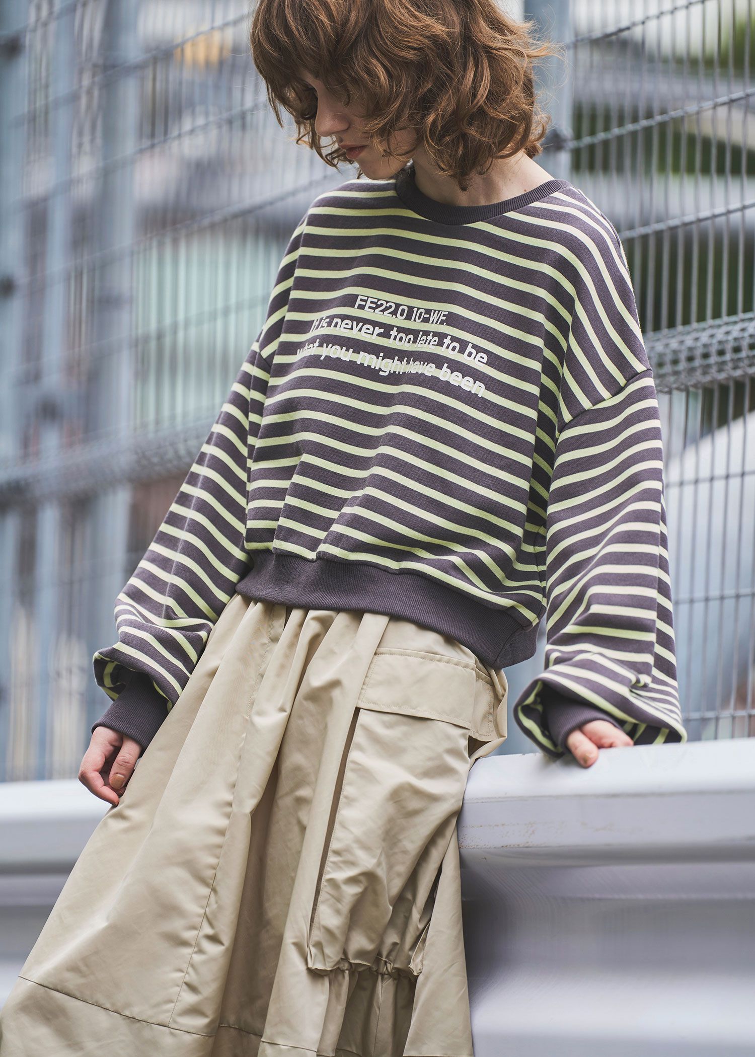 border logo print cropped sweat tops