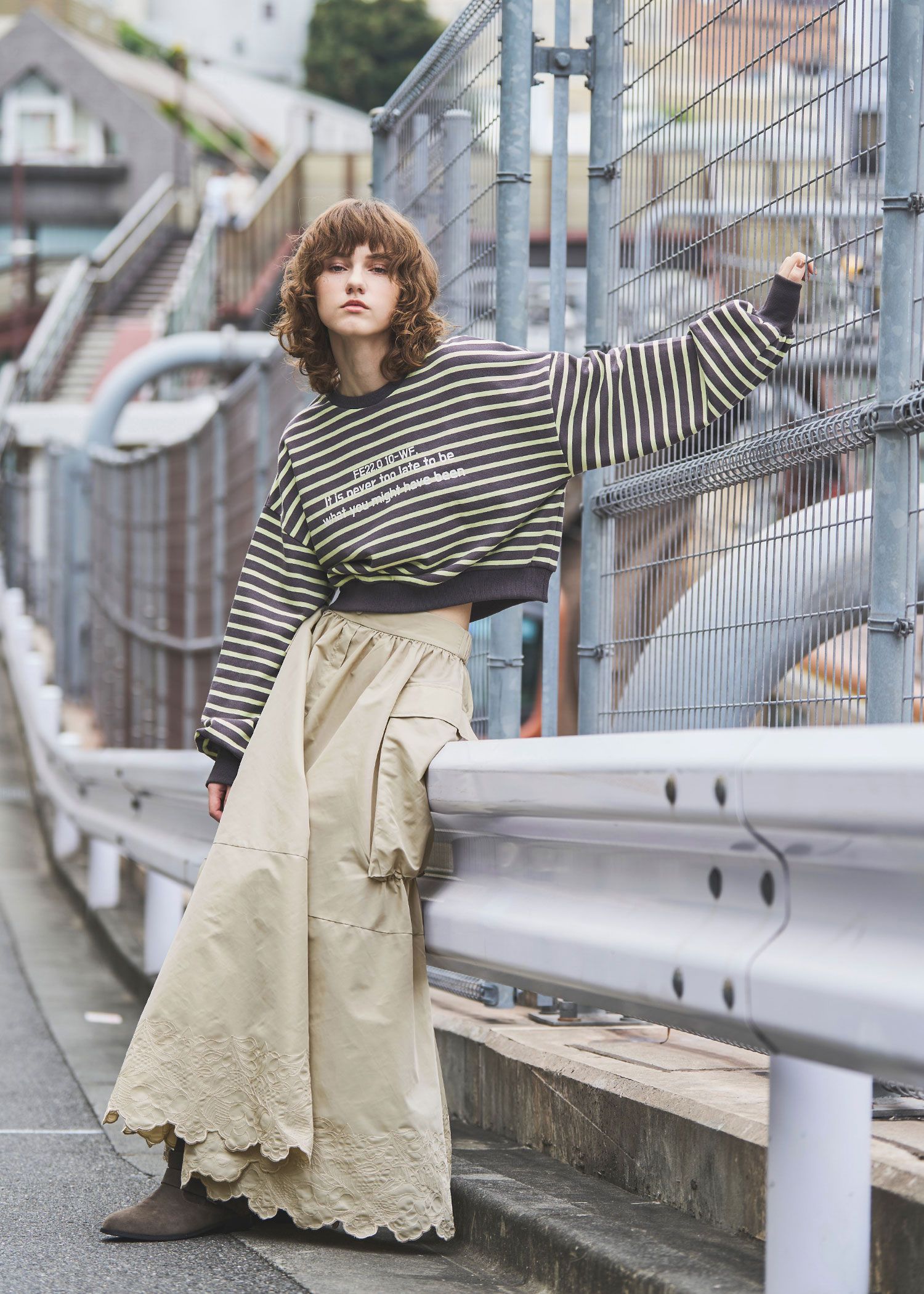 border logo print cropped sweat tops