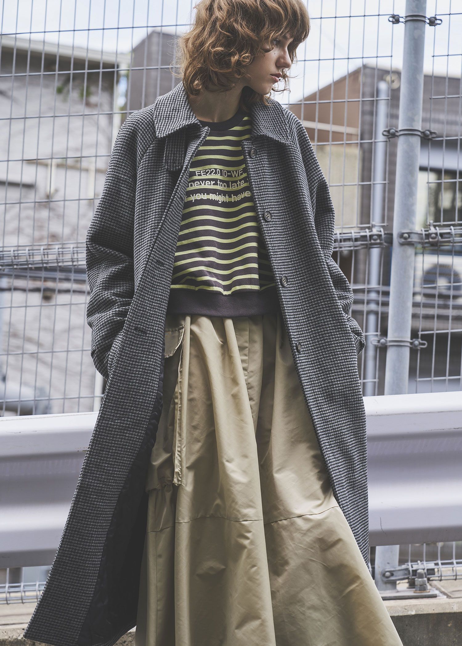 border logo print cropped sweat tops