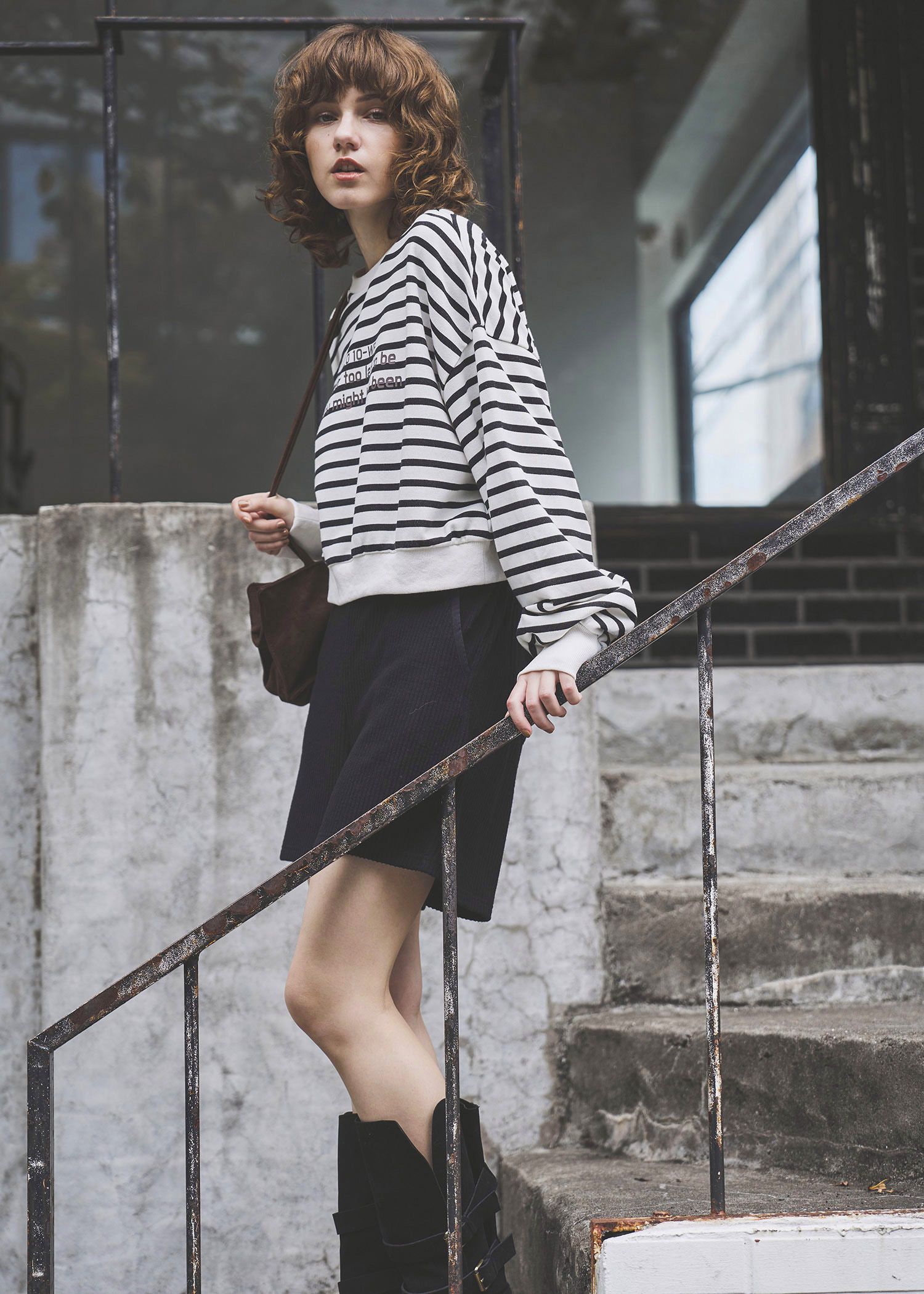 border logo print cropped sweat tops