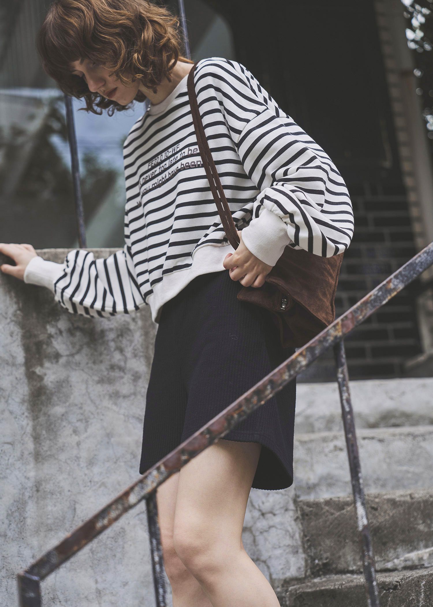 border logo print cropped sweat tops