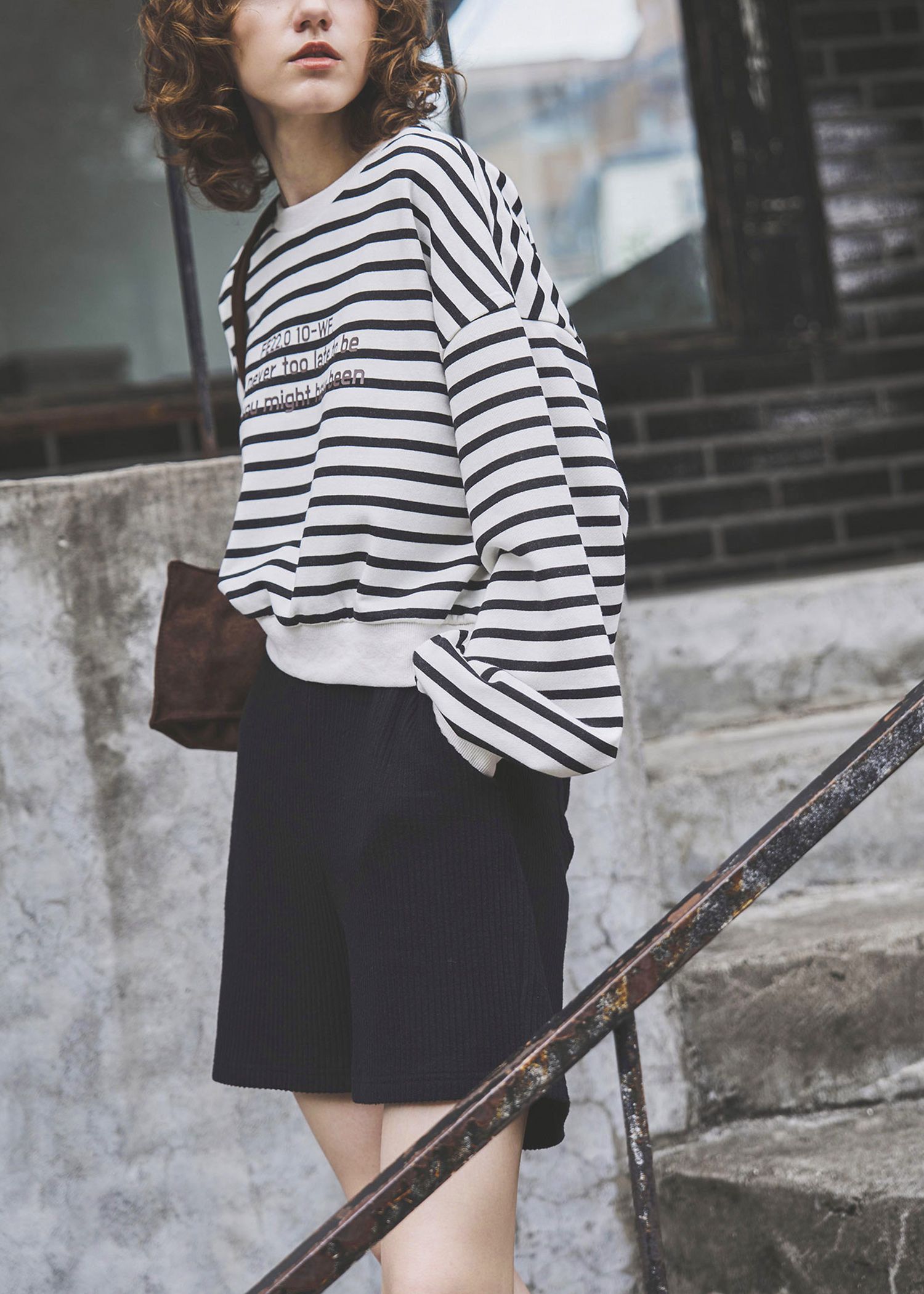 border logo print cropped sweat tops