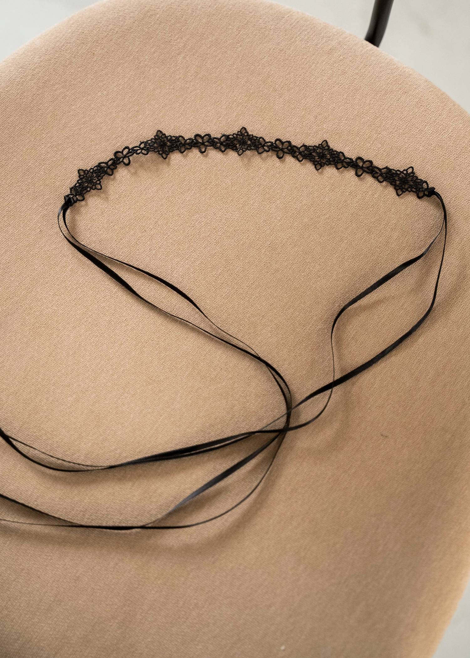 floral contour lace ribbon choker