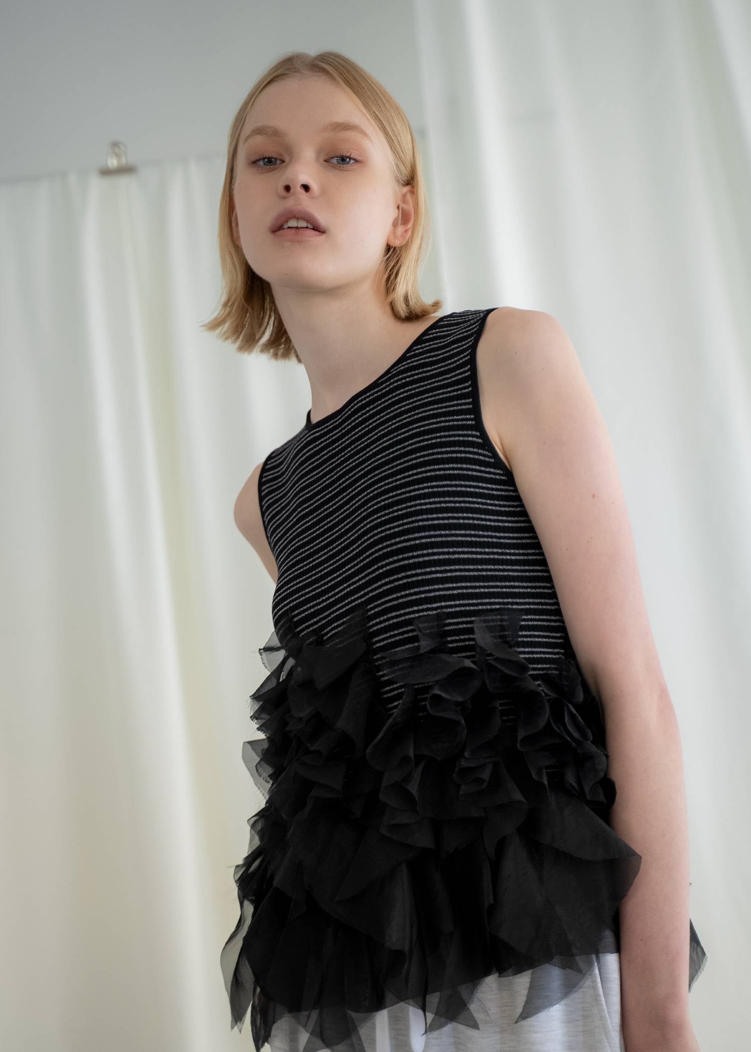 gradation frill no sleeve knit