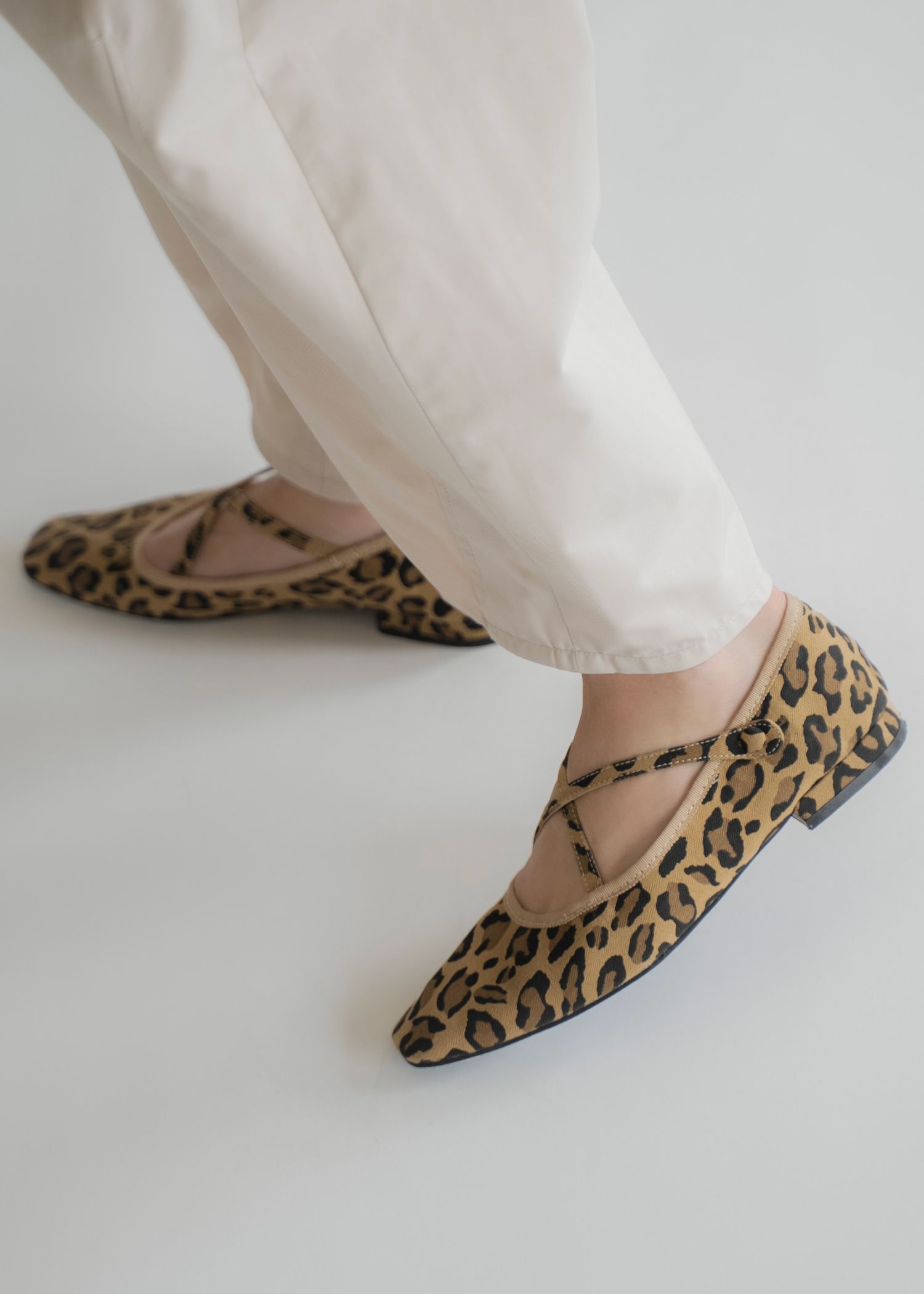leopard crisscross strap flat shoes
