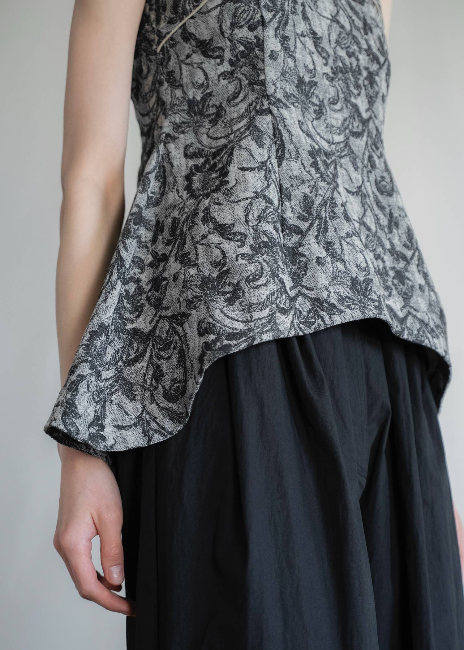 architectural jacquard piping sleeveless tops