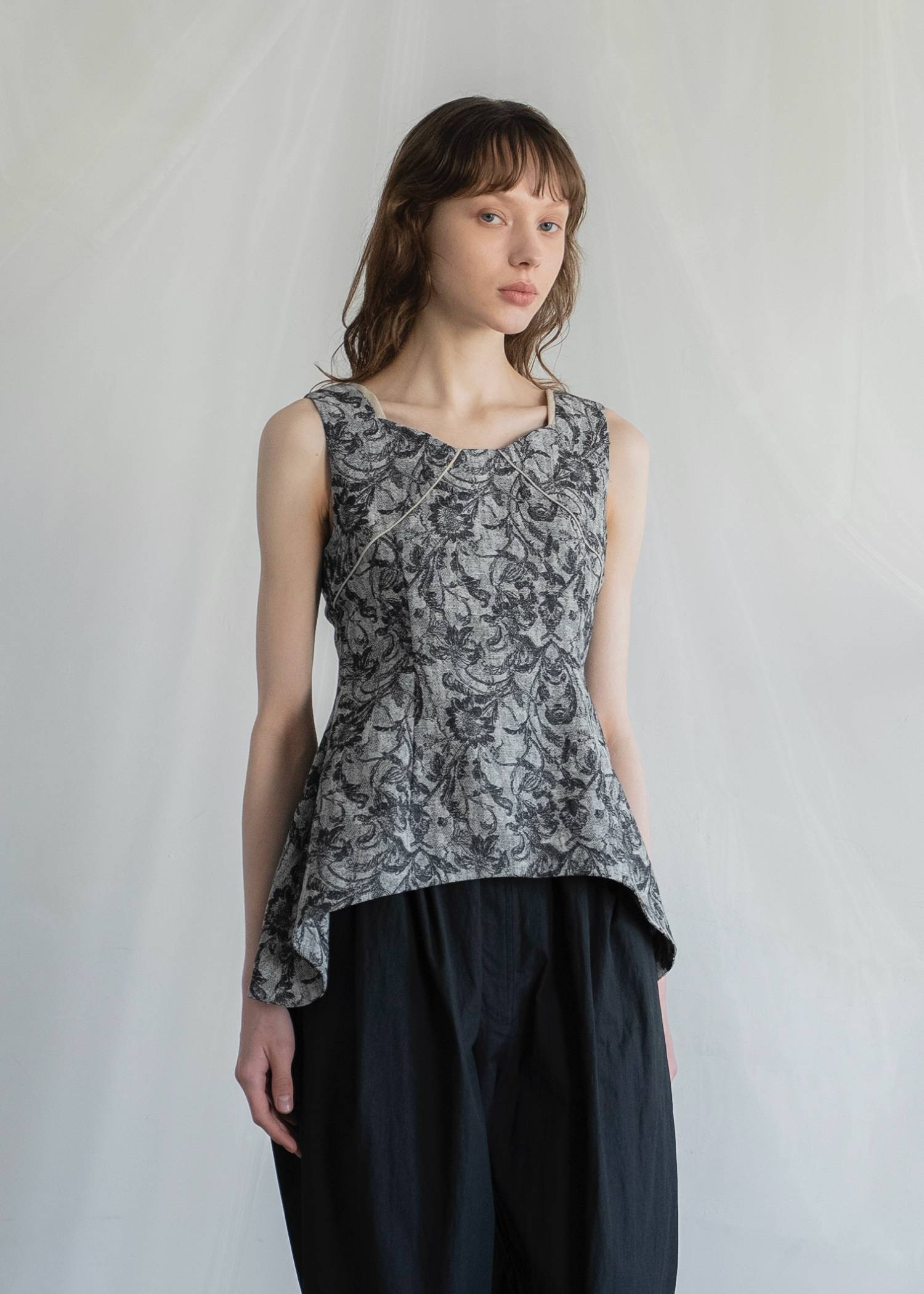 architectural jacquard piping sleeveless tops