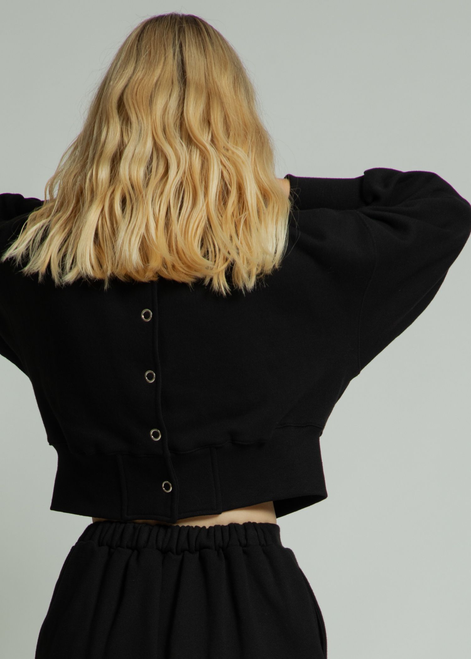 ring button short cropped sweat