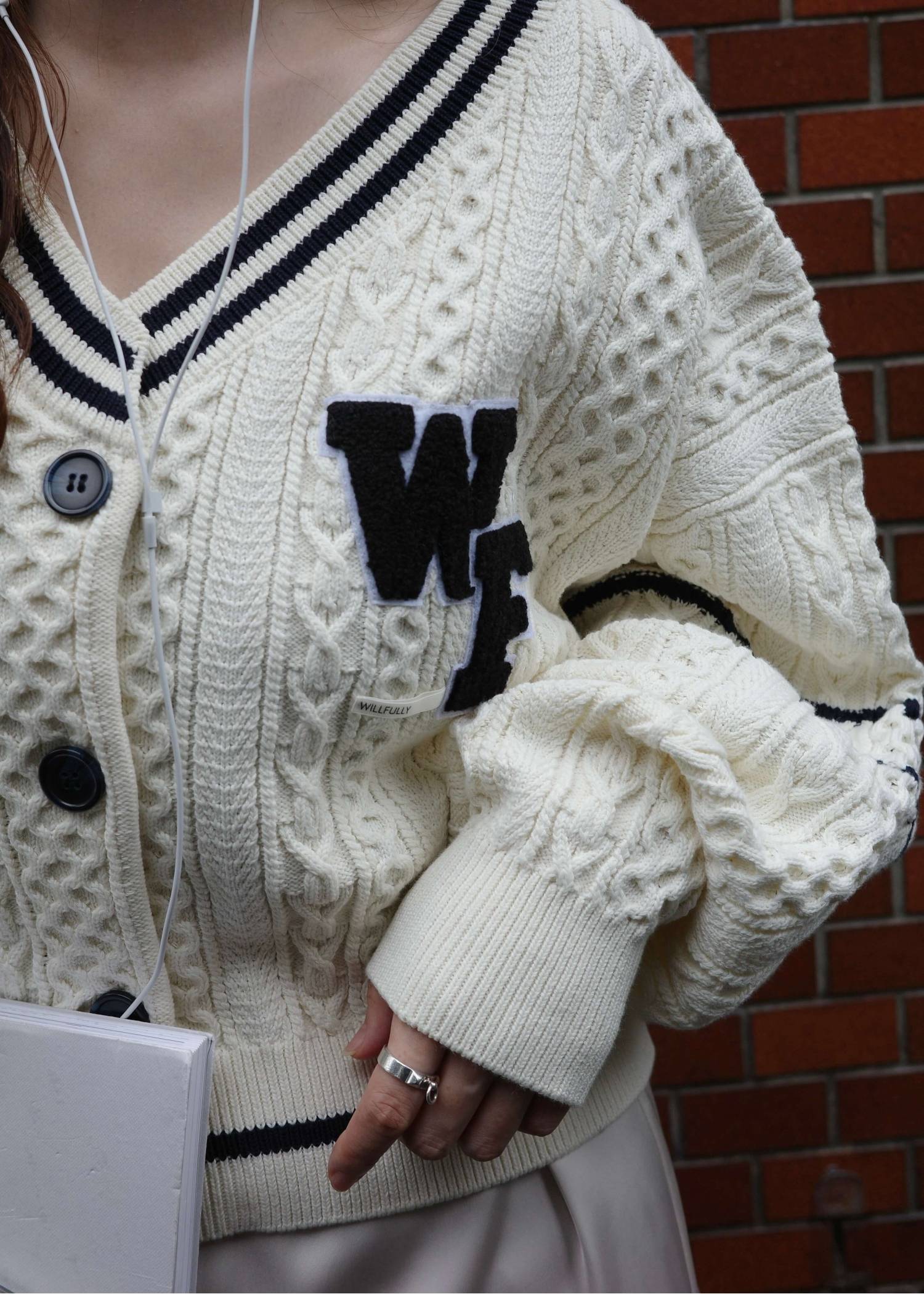 mixing yarns cable patch knit