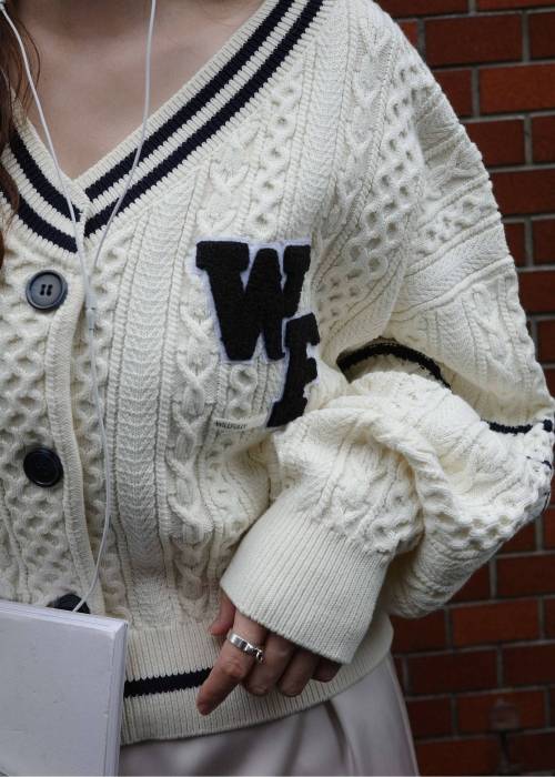 mixing yarns cable patch knit