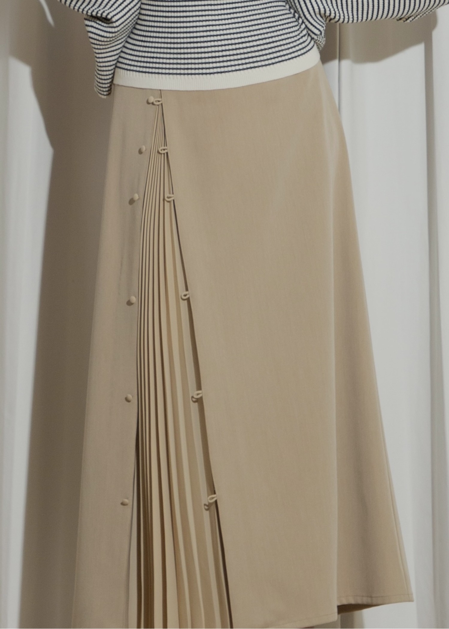 one side pleats peep through SK