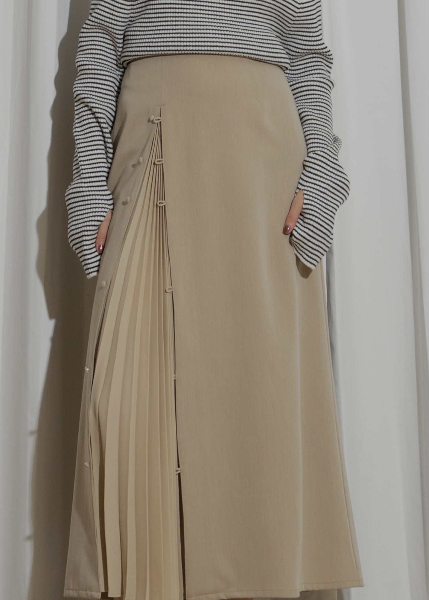 one side pleats peep through SK