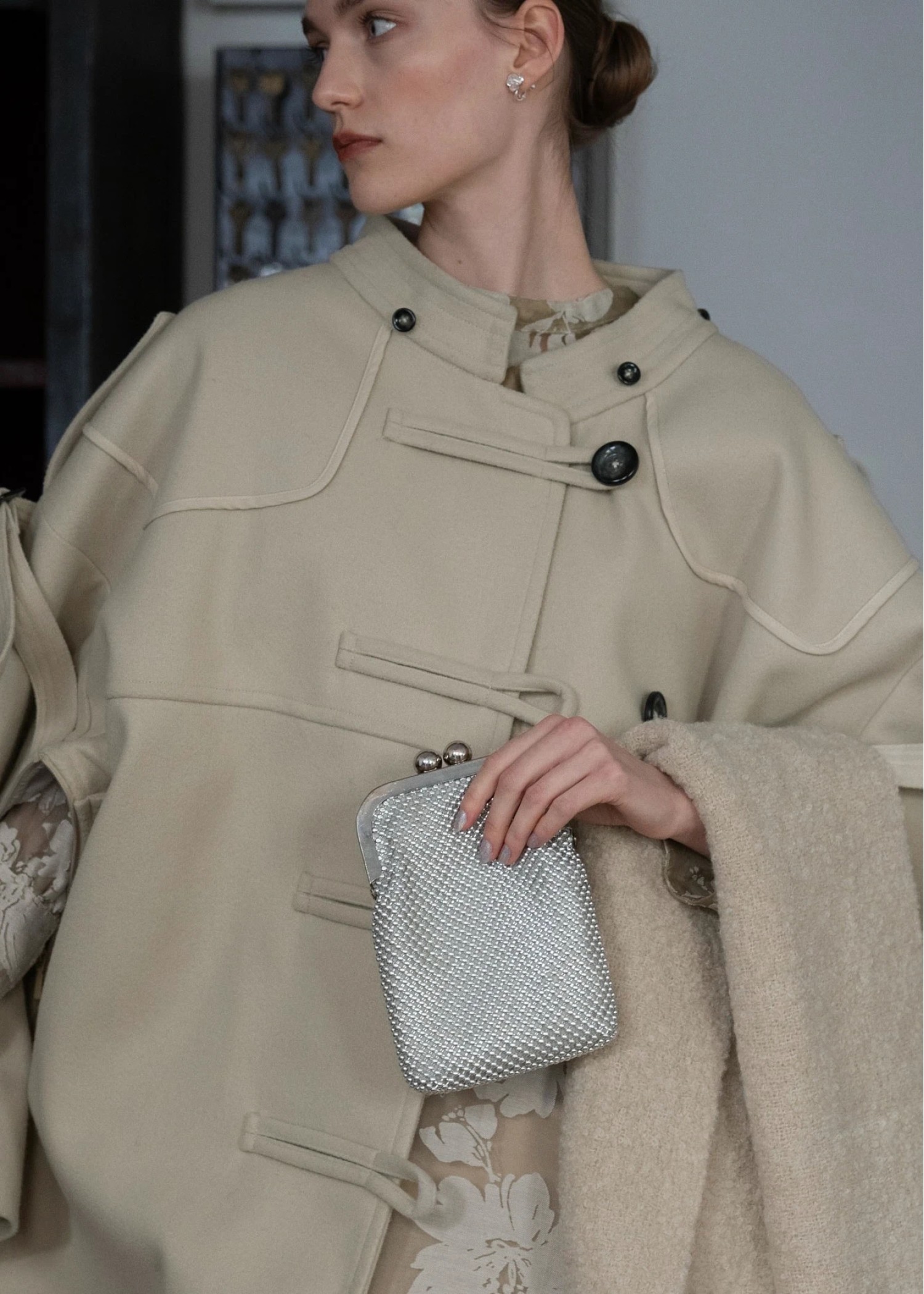 metallic clasp chain bag