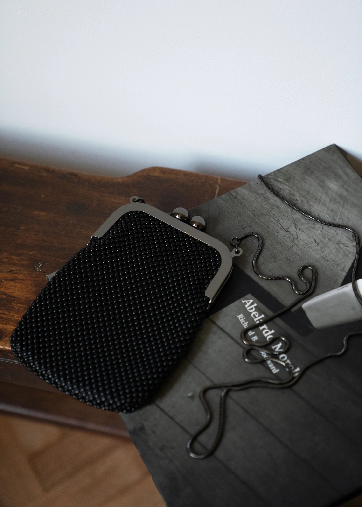 metallic clasp chain bag