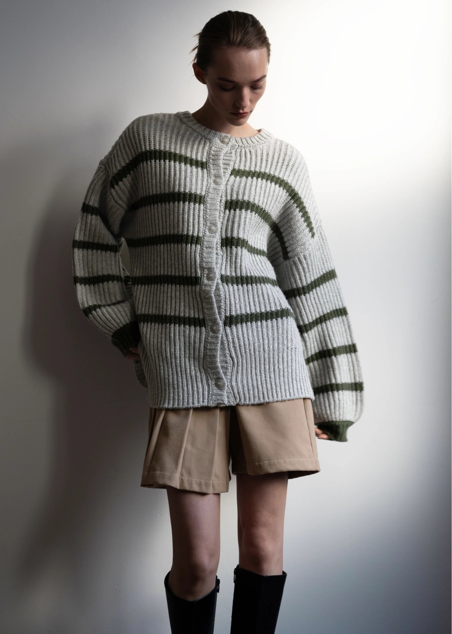 side button over size border knit