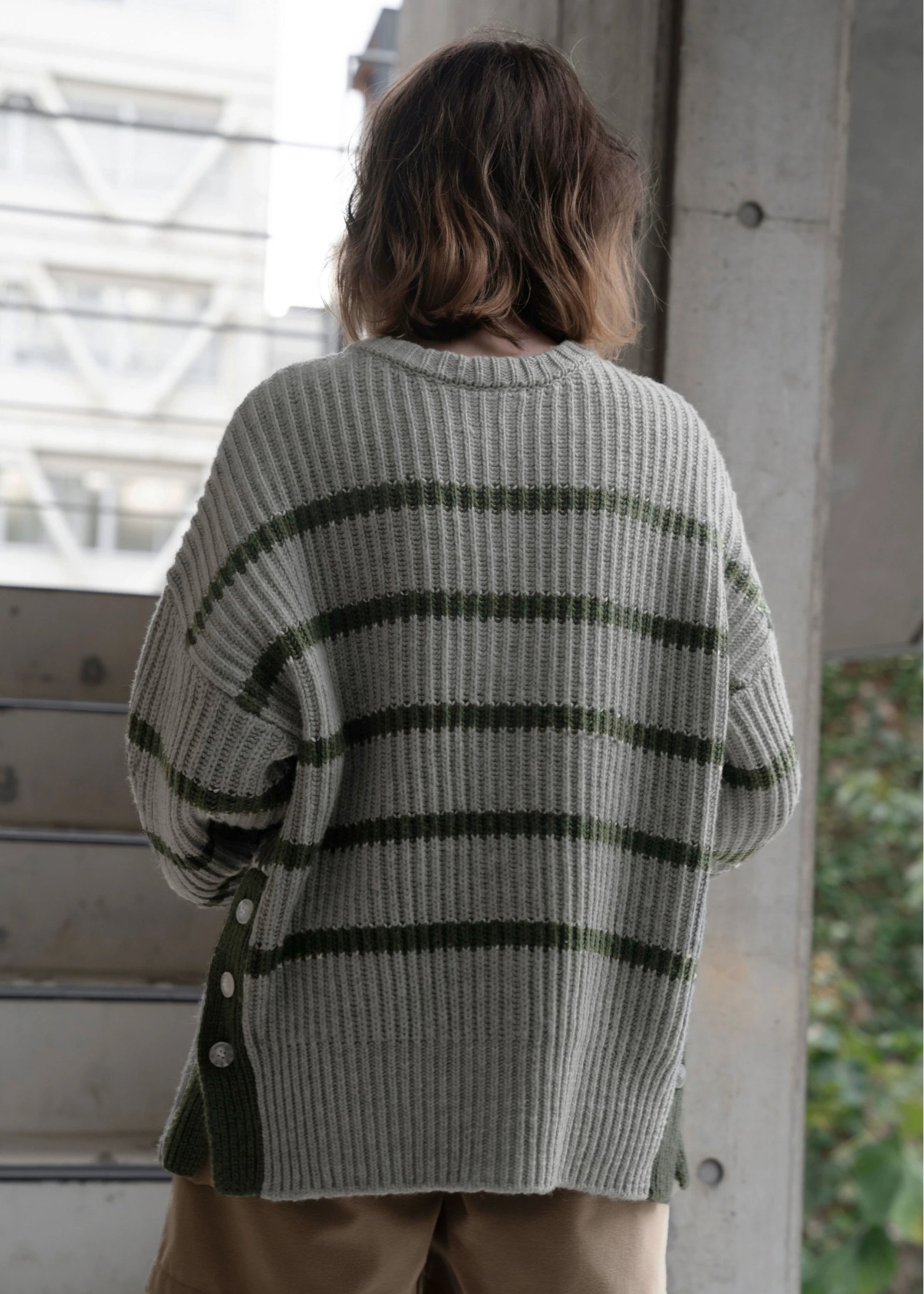 side button over size border knit