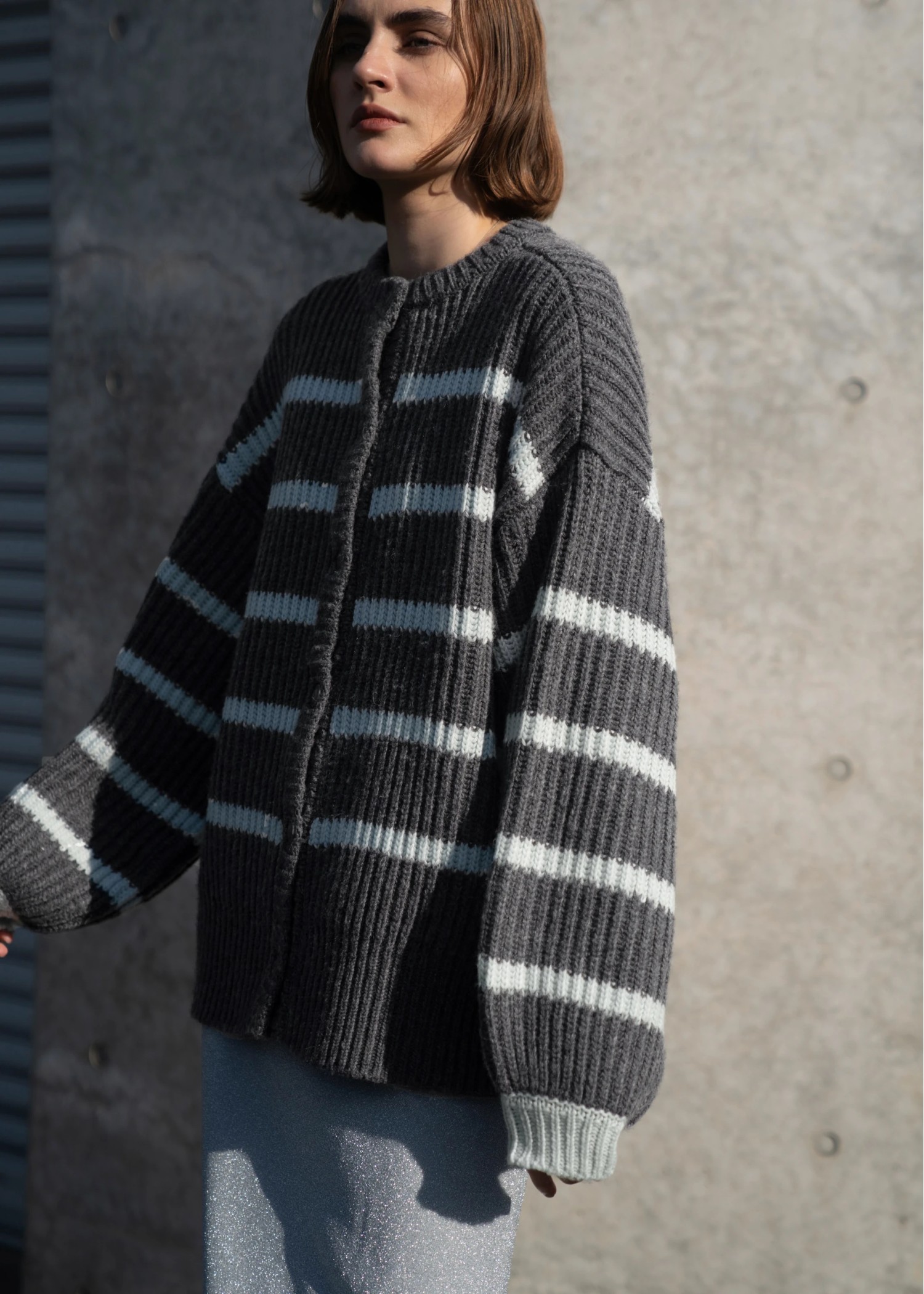 side button over size border knit