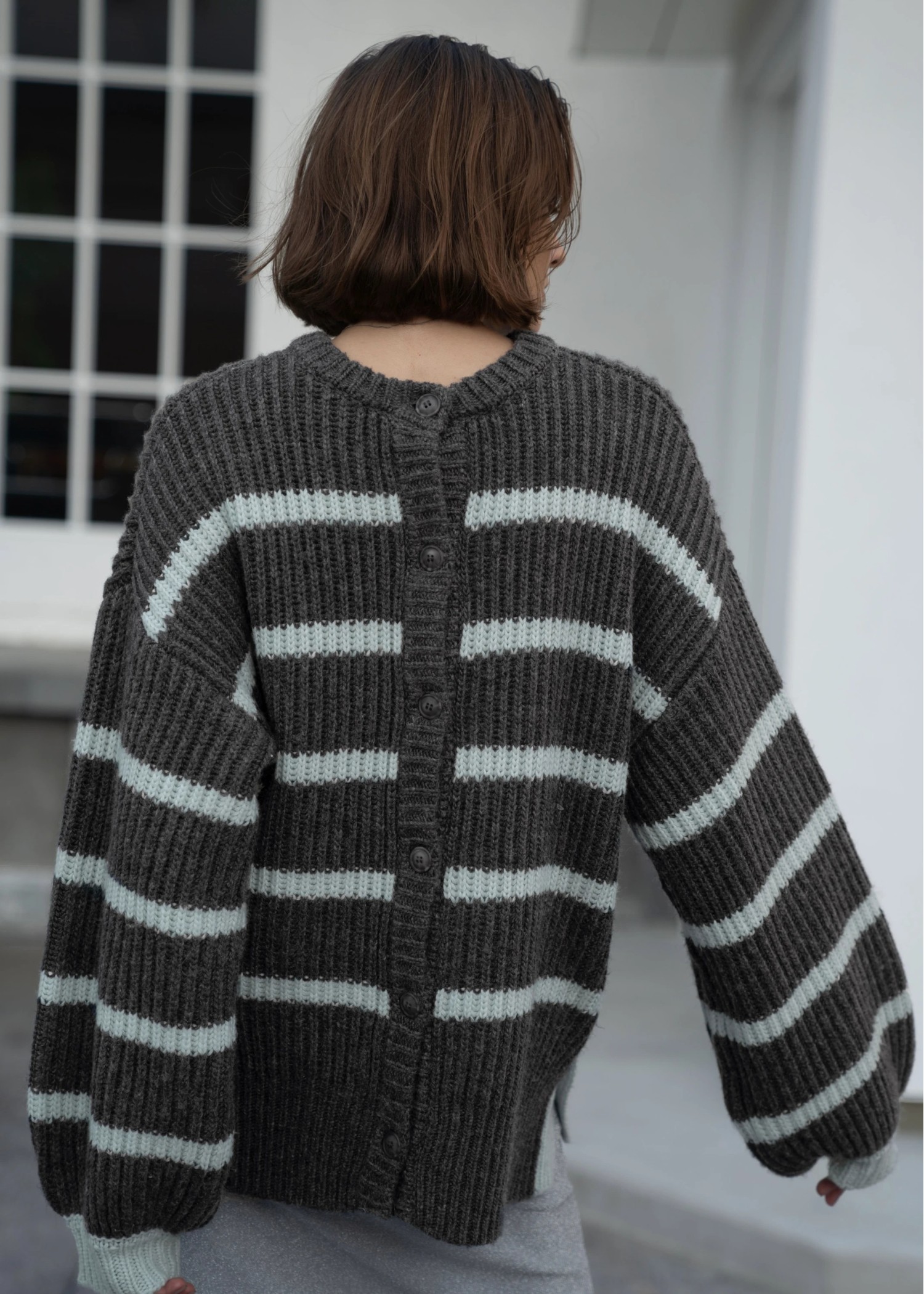 side button over size border knit