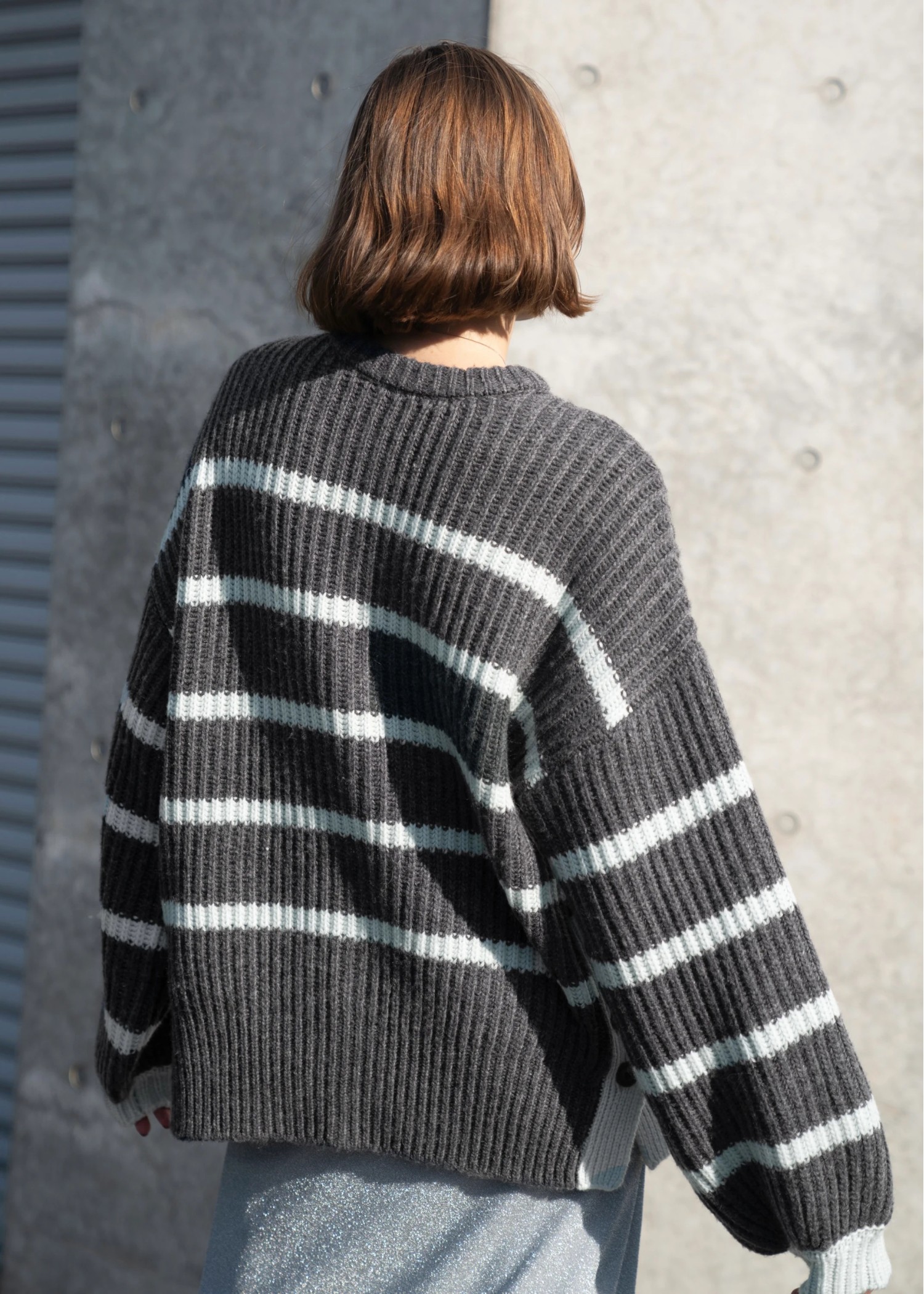 side button over size border knit