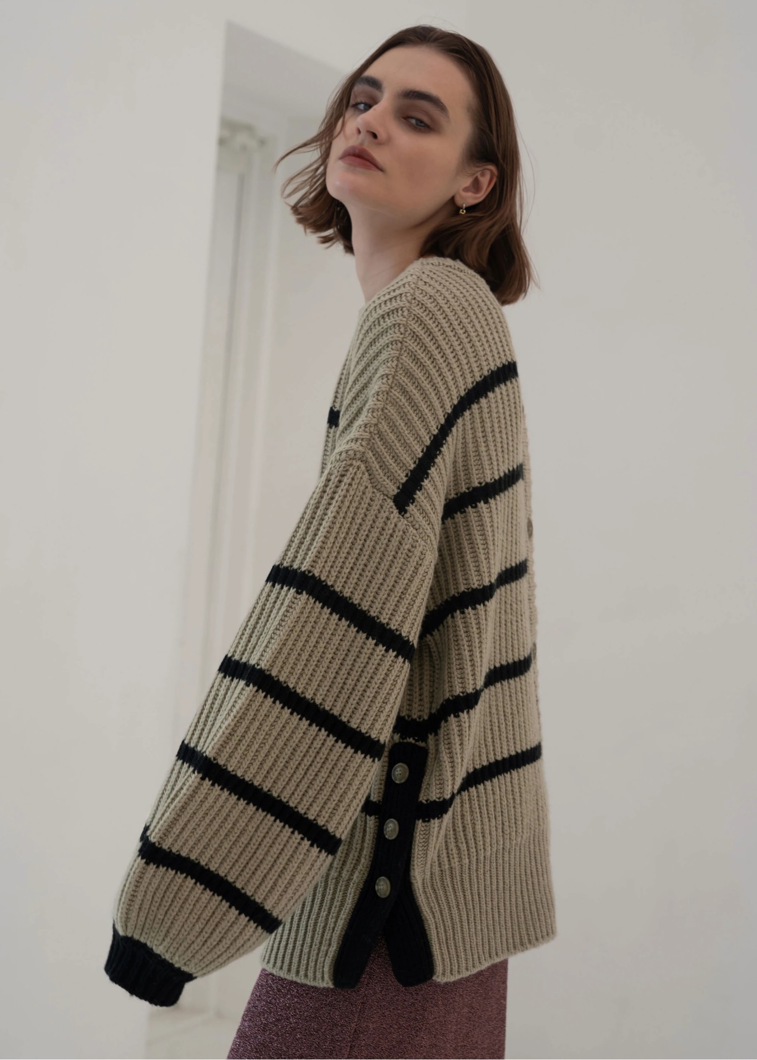 side button over size border knit